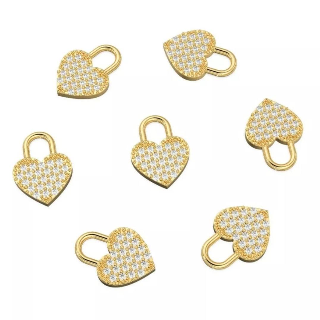 Taglio rotondo Ciondolo Charm a forma di cuore con borchie di diamante in oro massiccio 14K Charms minimalisti in vendita