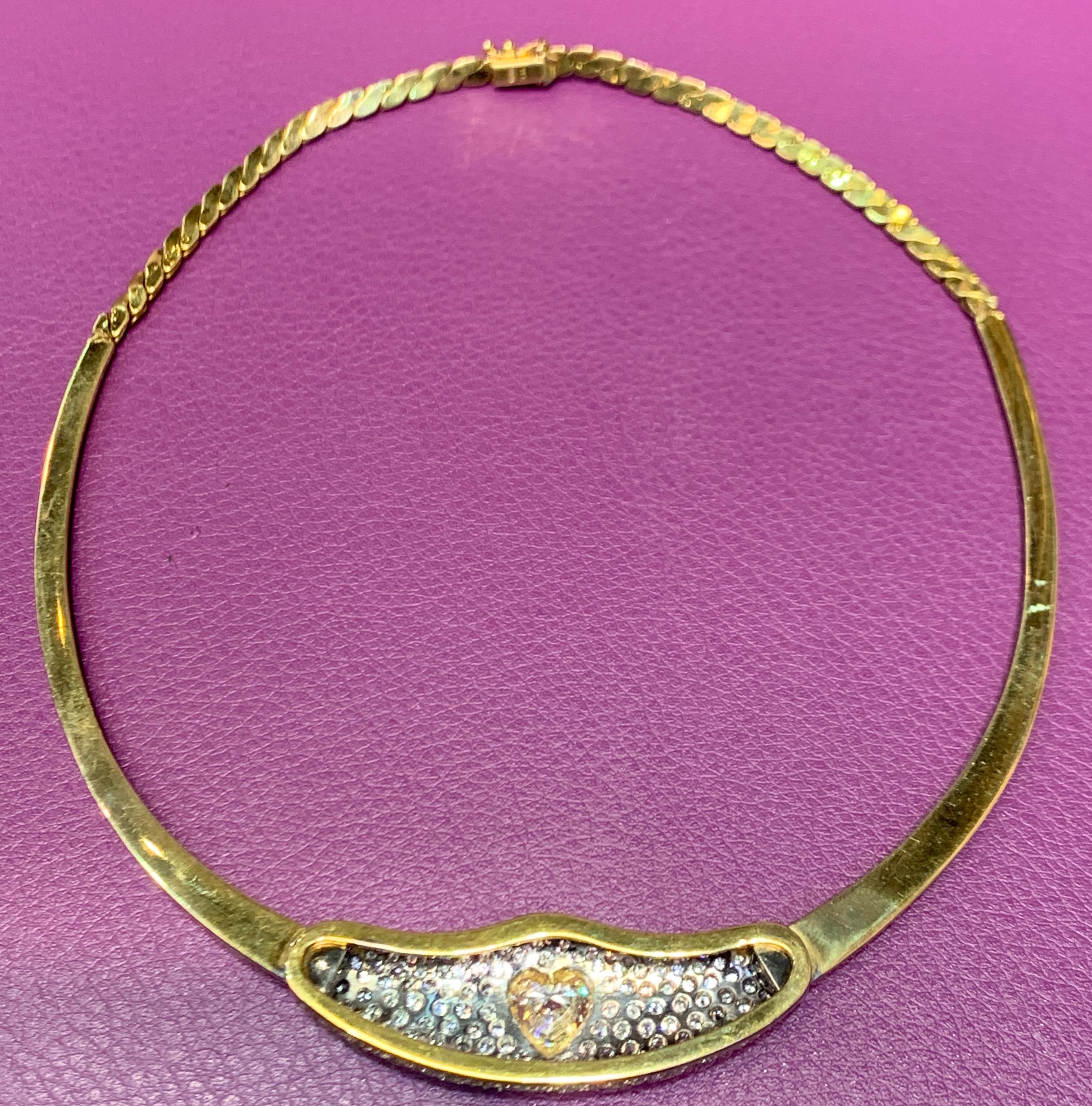 Collier en or jaune avec diamants en forme de cœur Pour femmes en vente