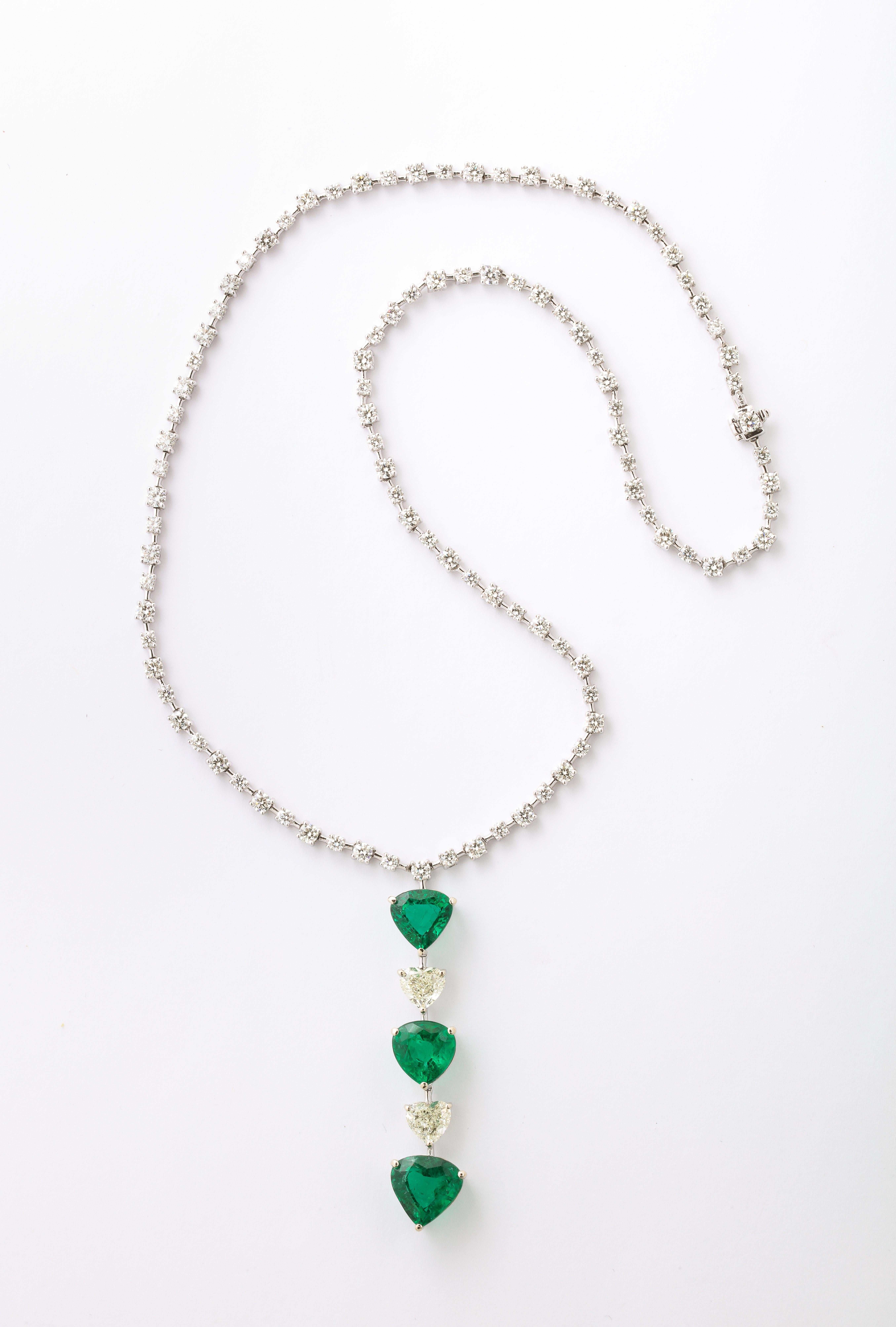 Heart Shape Emerald and Diamond Necklace For Sale 3