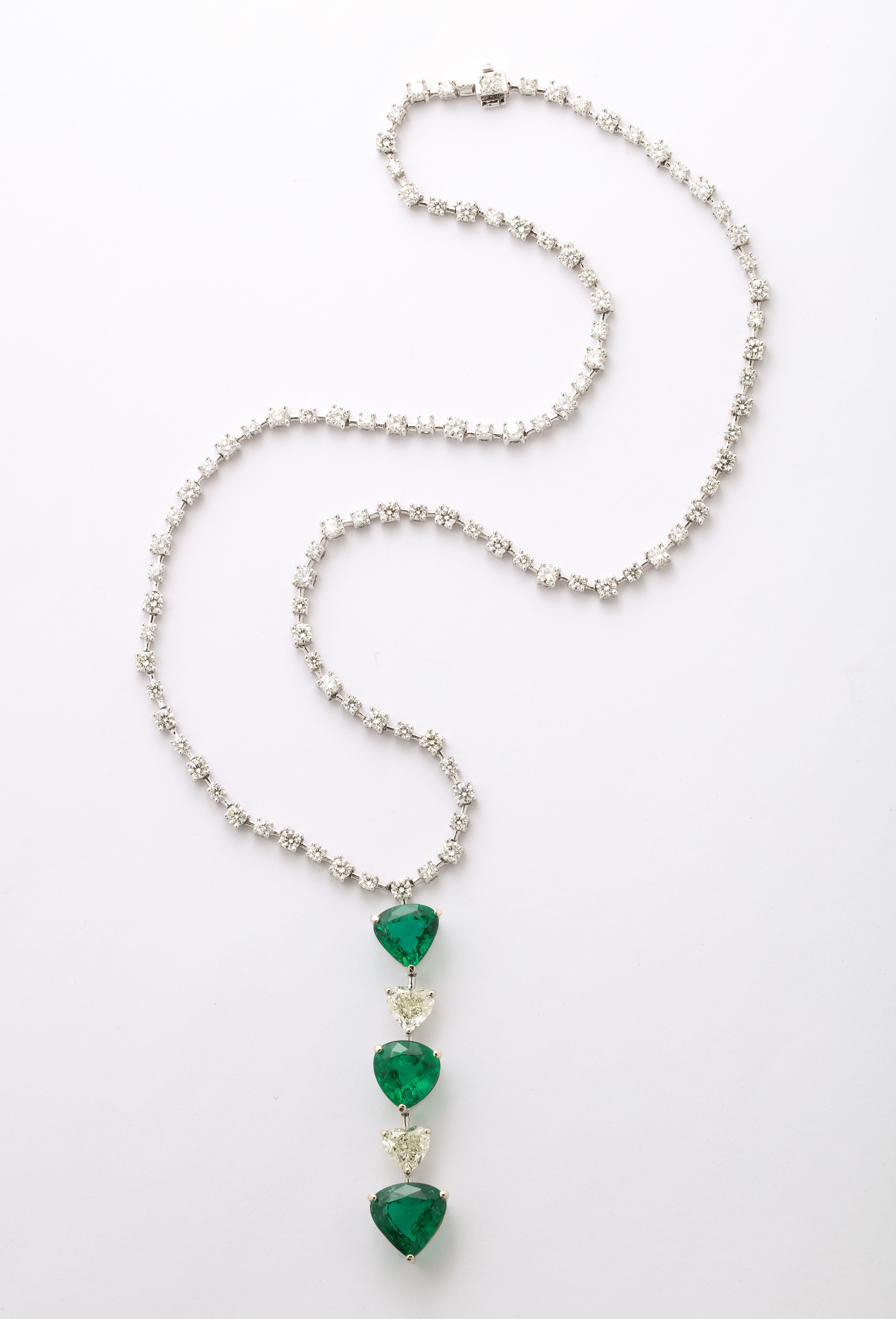 Smaragd- und Diamant-Halskette in Herzform Damen im Angebot