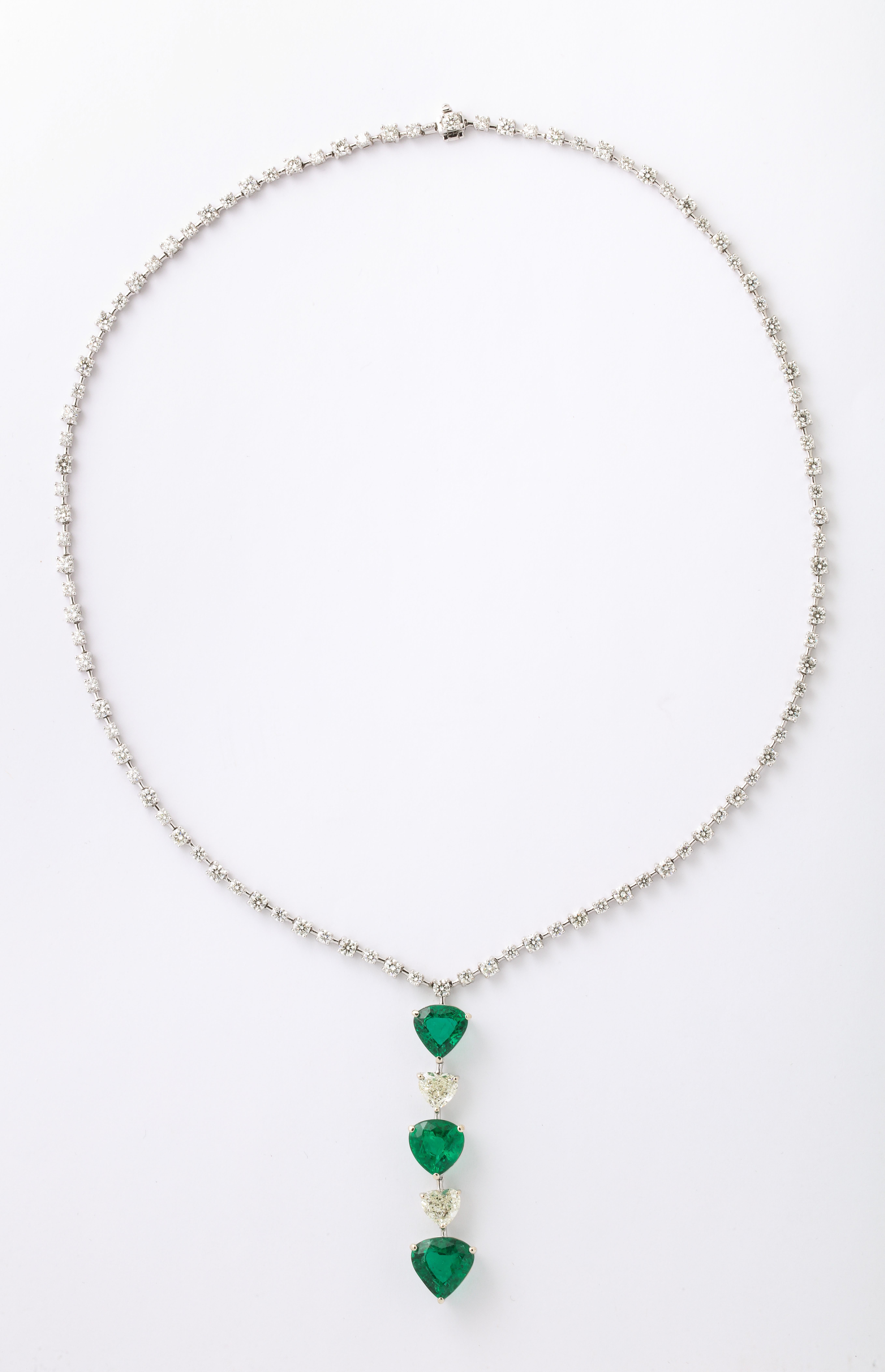 Heart Shape Emerald and Diamond Necklace In New Condition For Sale In New York, NY