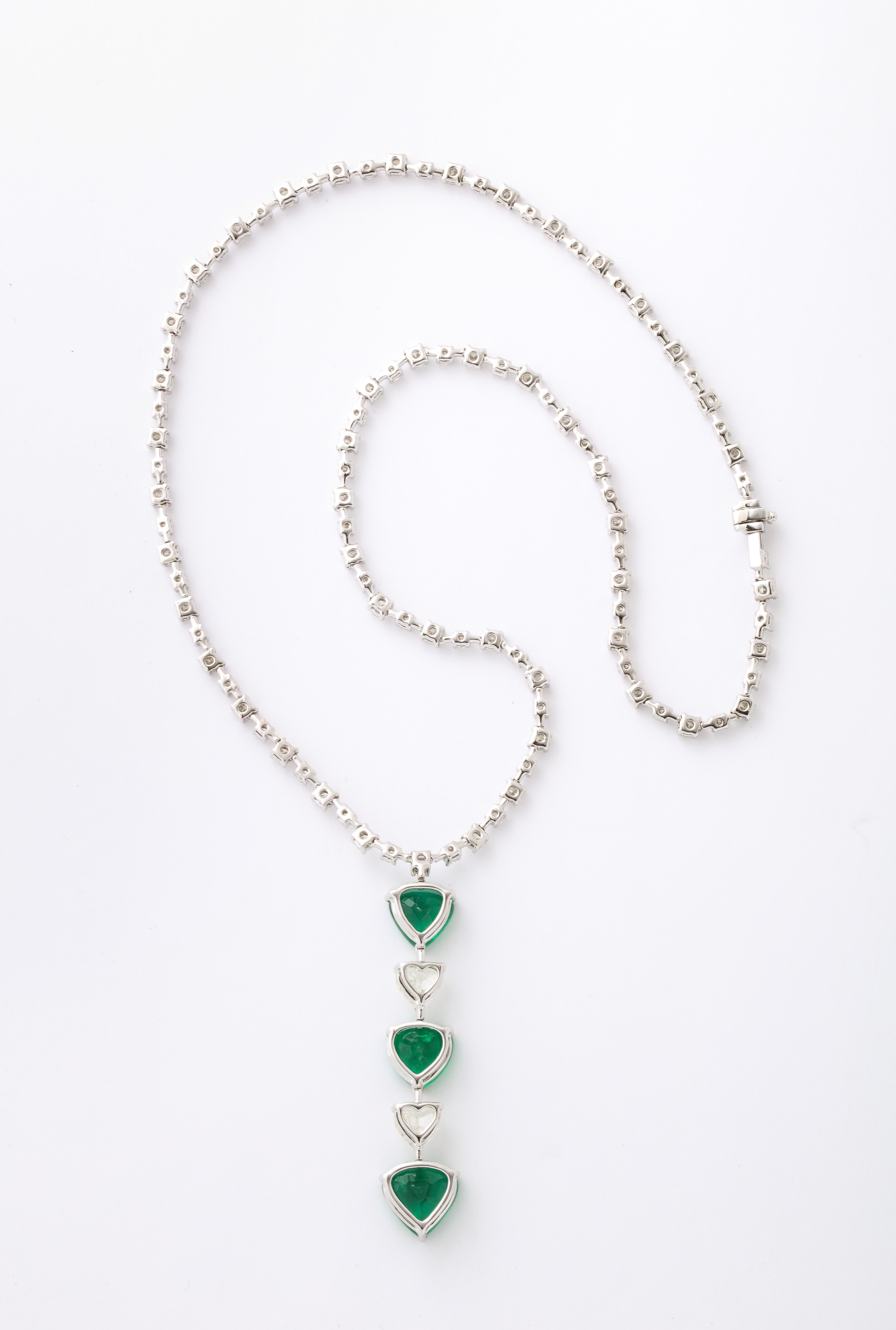 Heart Shape Emerald and Diamond Necklace For Sale 1