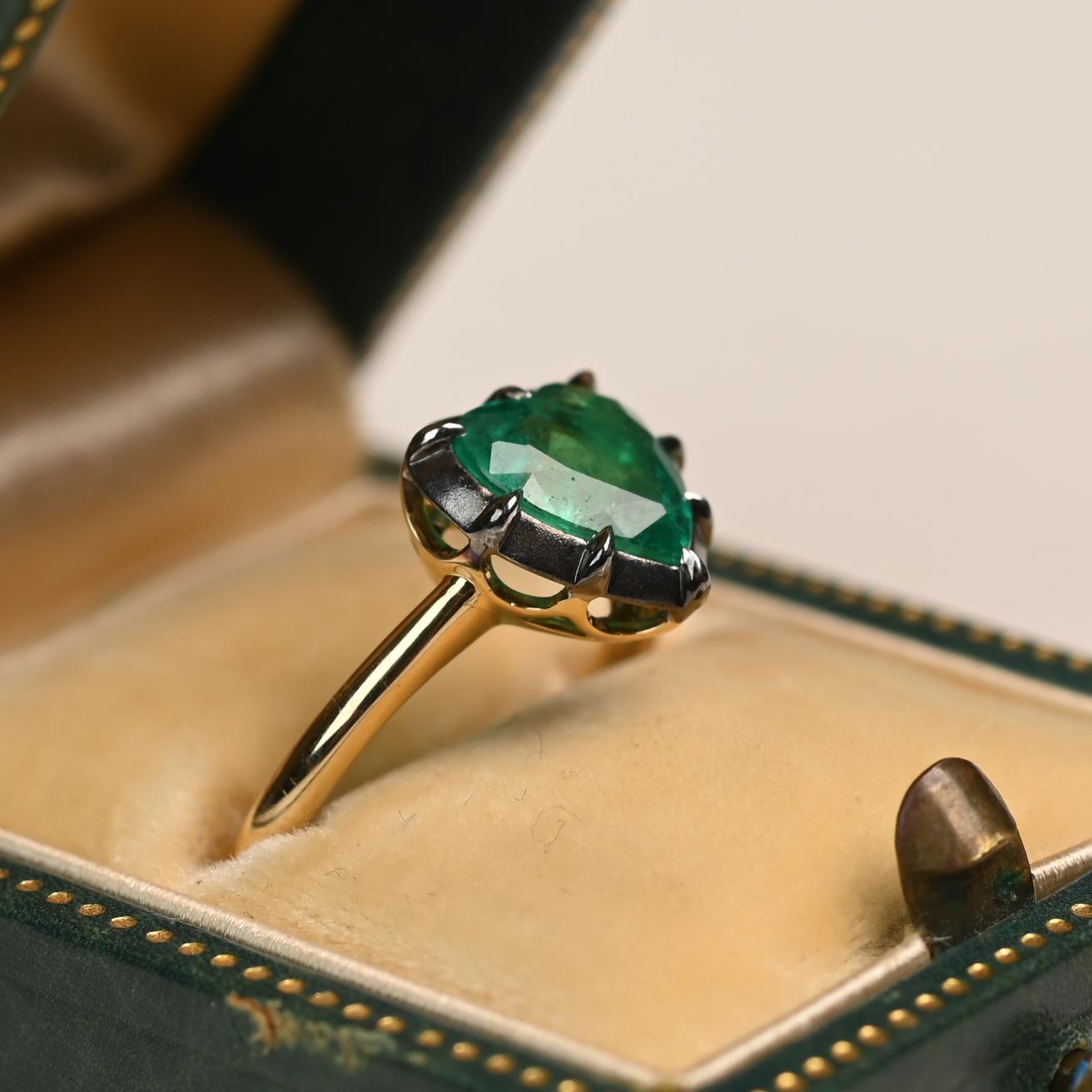 Dieser bezaubernde Ring zeigt einen herzförmigen Smaragd von ca. 1,80 Karat, der sicher in einer geschwärzten Platin-Zackenfassung gefasst ist. Der tiefgrüne Farbton des Smaragds kontrastiert wunderschön mit dem abgedunkelten Metall und verleiht ihm