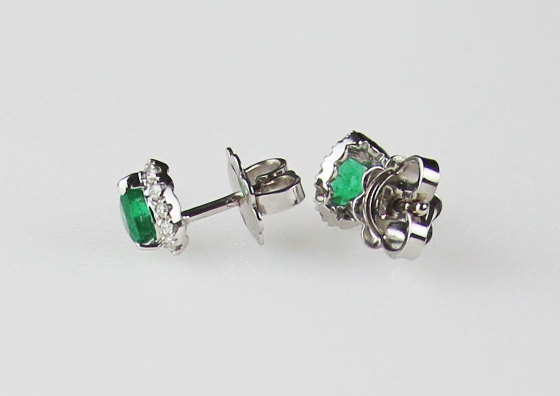 Heart Shape Emerald Diamonds 18 Karat White Gold Stud Earrings In New Condition For Sale In London, UK