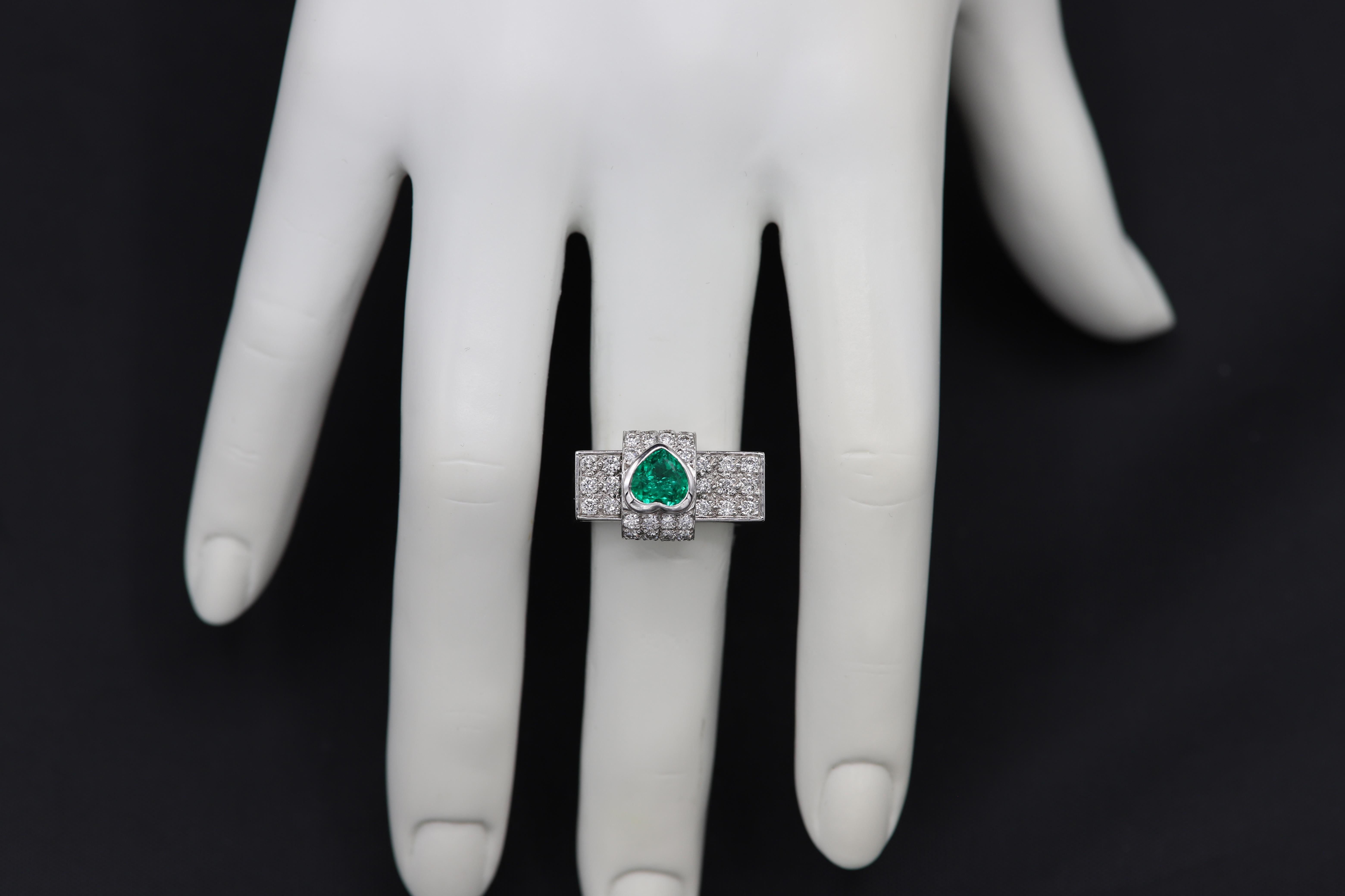 Heart Shape Emerald Ring 0.90 Carat 18 Karat White Gold Sliding Moving Design In New Condition In Brooklyn, NY