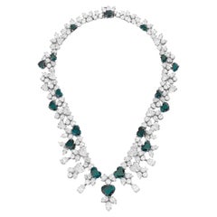 Collier pendentif en forme de cœur avec émeraudes et diamants