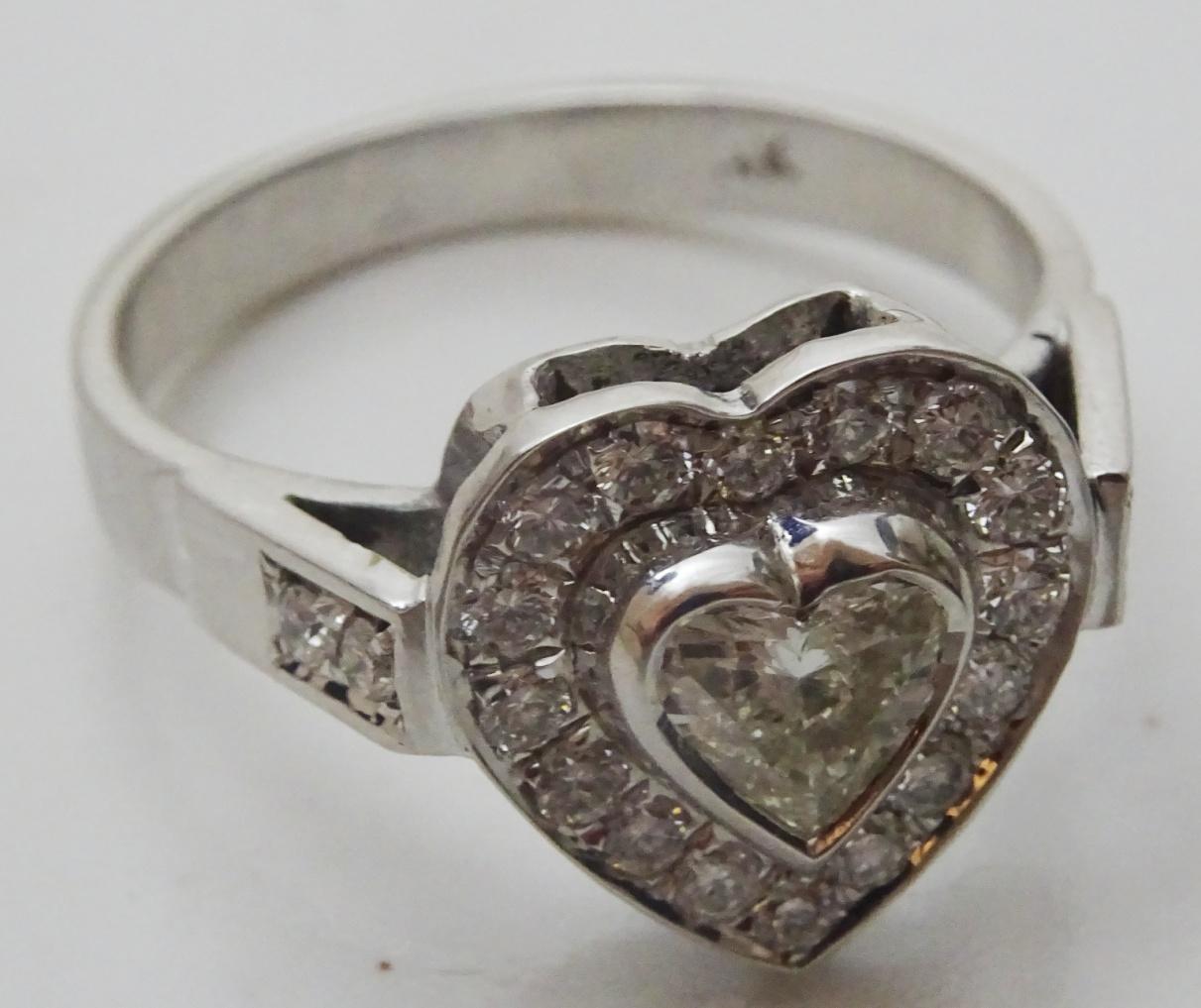 Heart Shape Flower 14 karat White Gold and Diamond Ring In New Condition For Sale In Jerusalem, IL