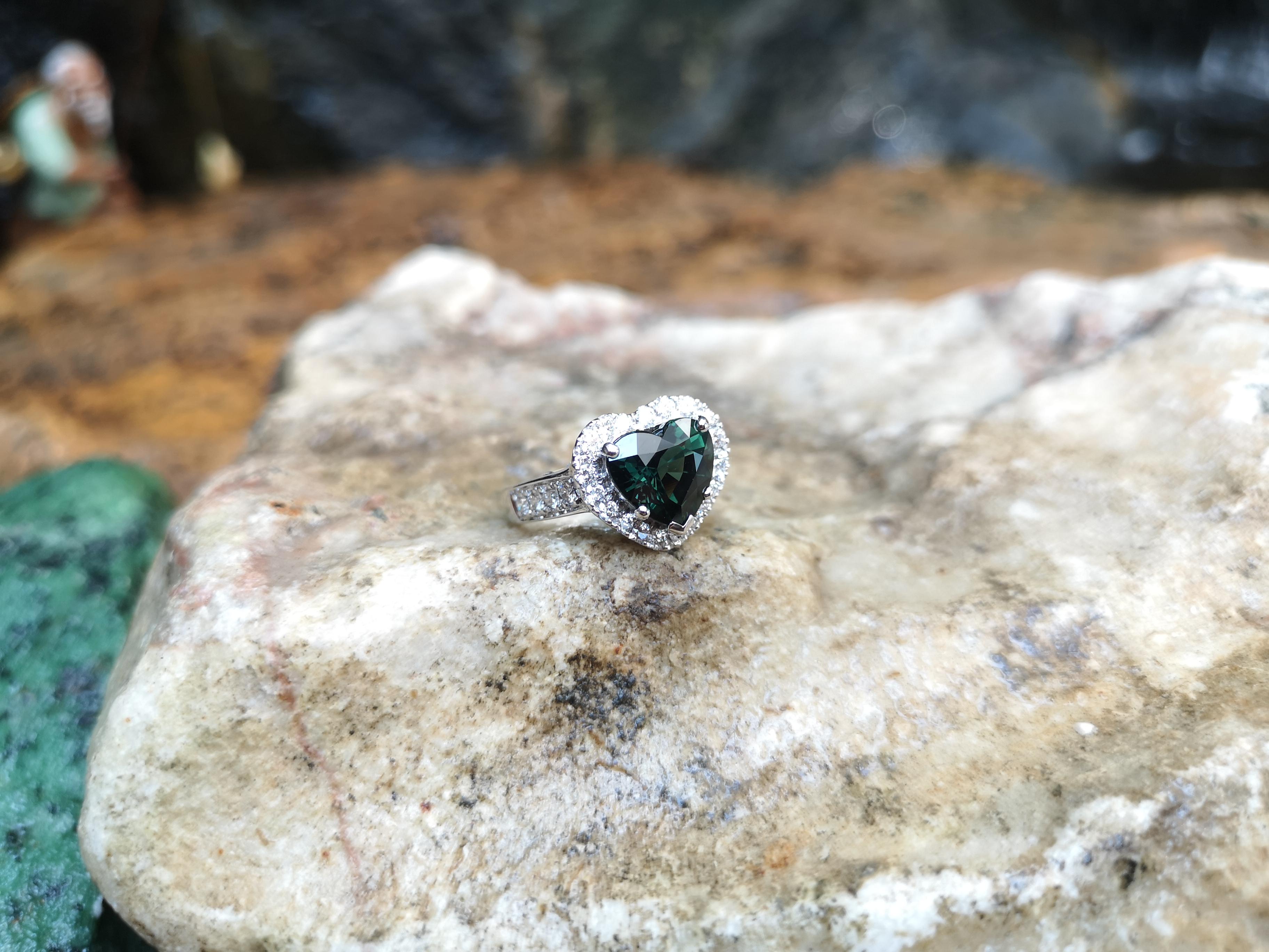 Green Sapphire 4.18 carats with Diamond 0.76 carat Ring set in 18 Karat White Gold Settings

Width:  1.5 cm 
Length: 1.3 cm
Ring Size: 53
Total Weight: 9.64 grams

