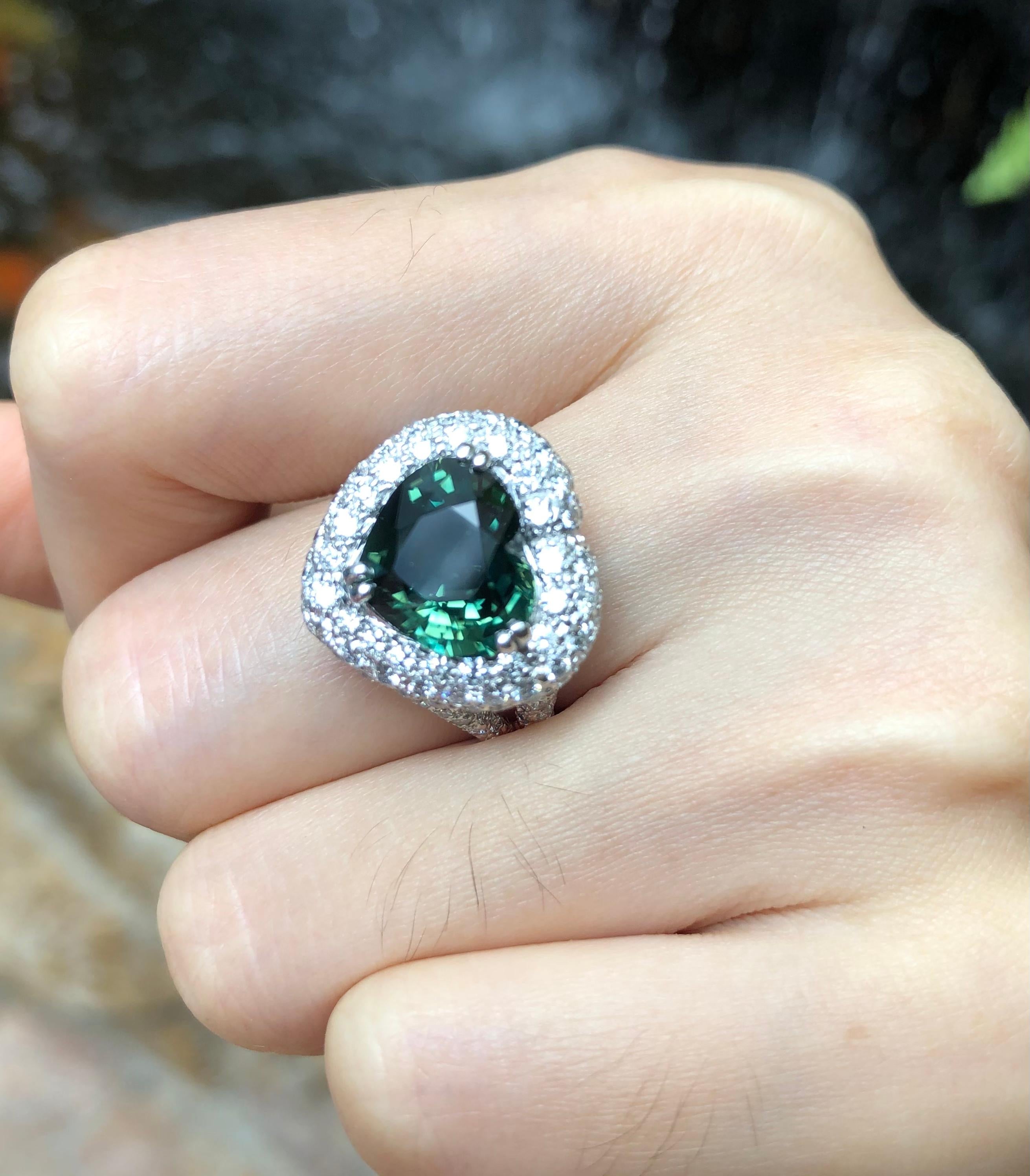 Heart Shape Green Sapphire with Diamond Ring Set in 18 Karat White Gold Settings In New Condition For Sale In Bangkok, TH
