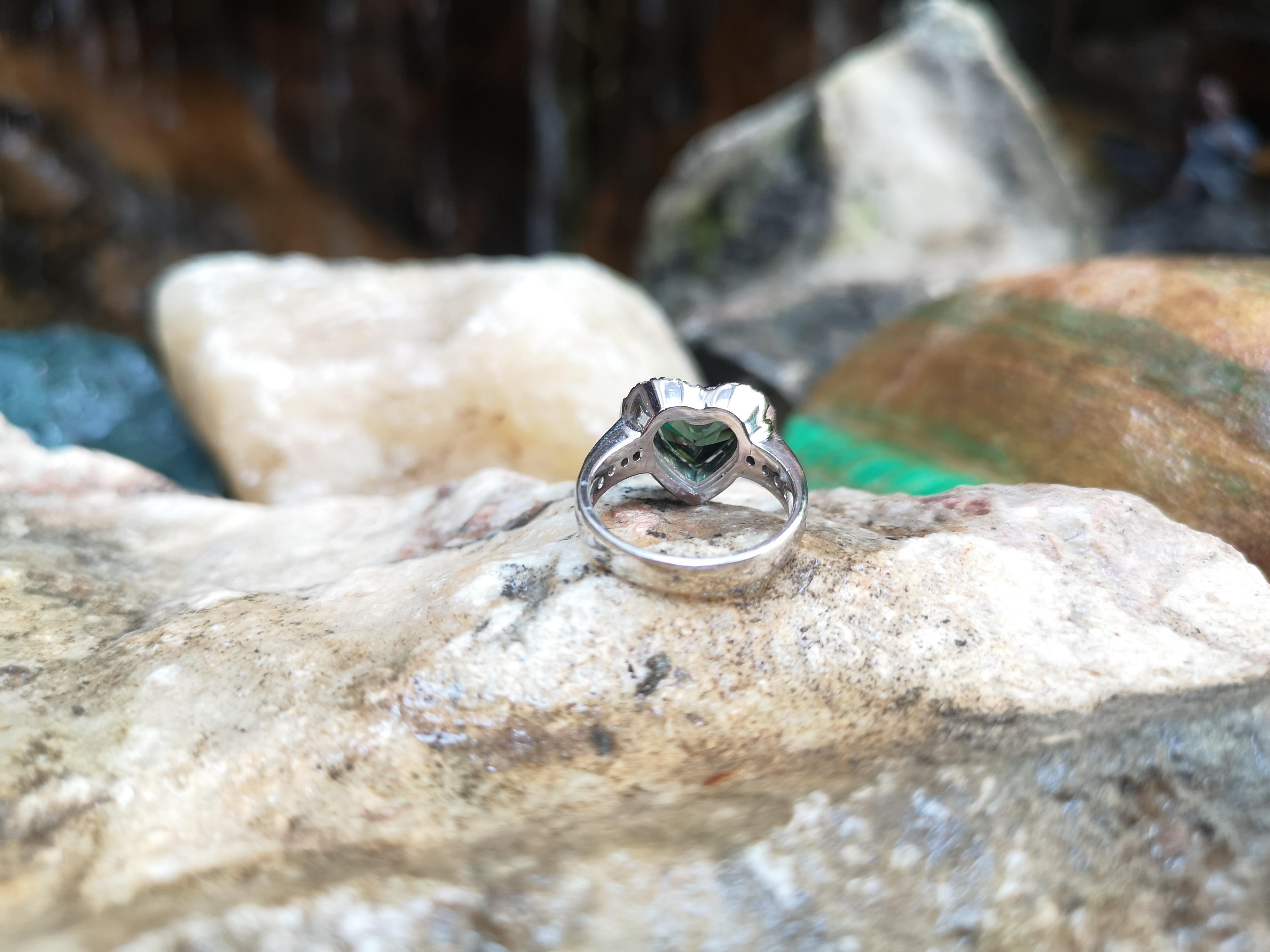 Women's Heart Shape Green Sapphire with Diamond Ring Set in 18 Karat White Gold Settings For Sale