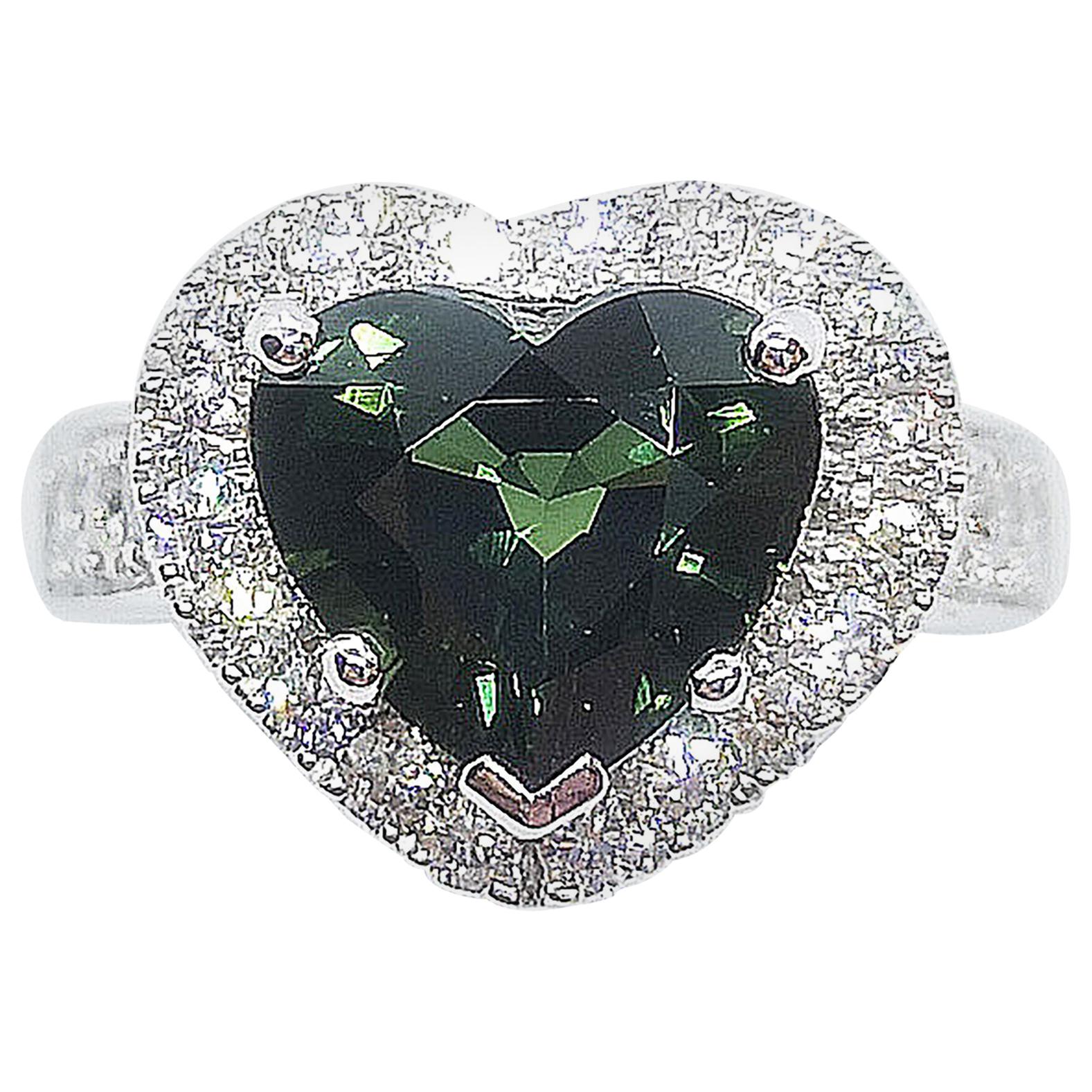 Bague en or blanc 18 carats sertie d'un saphir vert en forme de cœur et de diamant