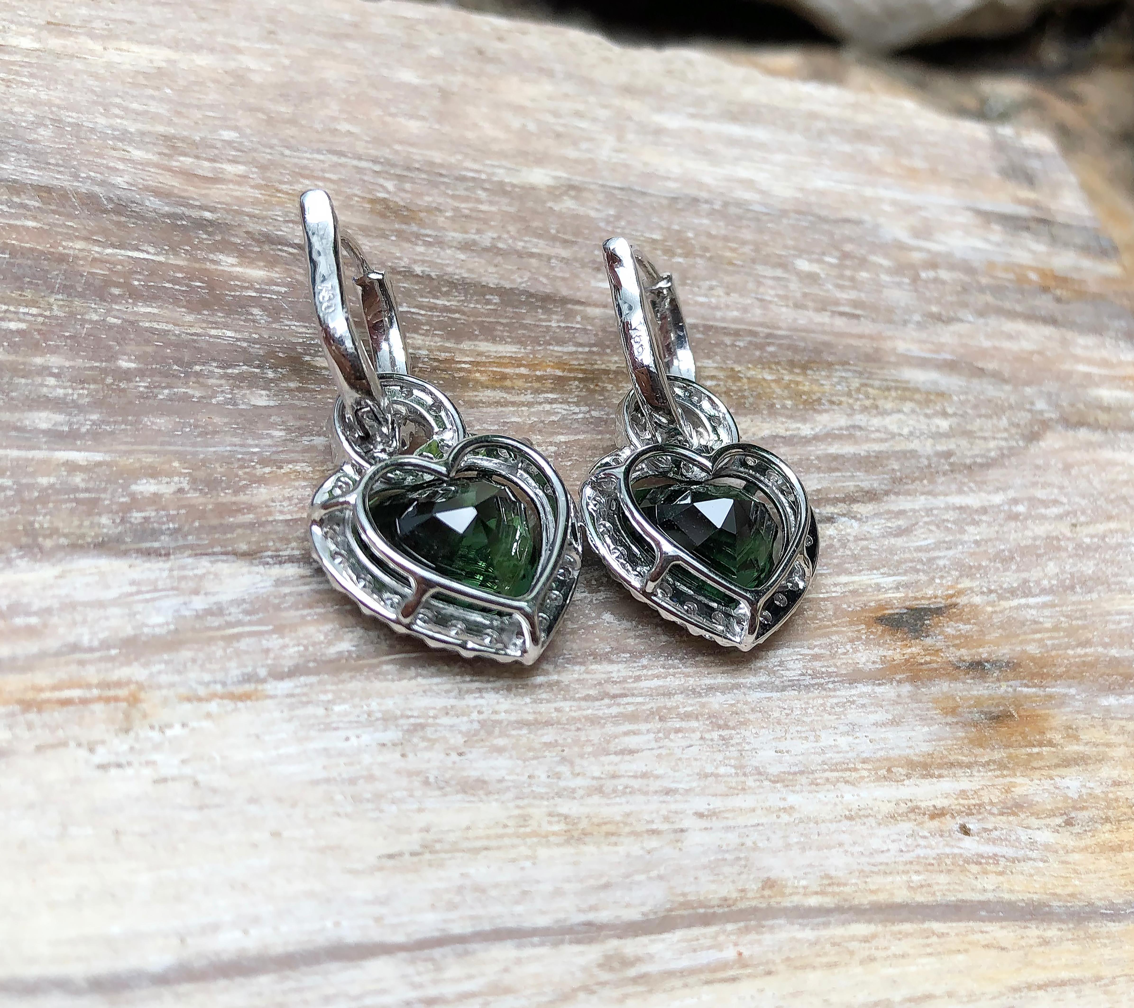 Heart Shape Green Tourmaline with Diamond Earrings Set in 18 Karat White Gold In New Condition For Sale In Bangkok, TH
