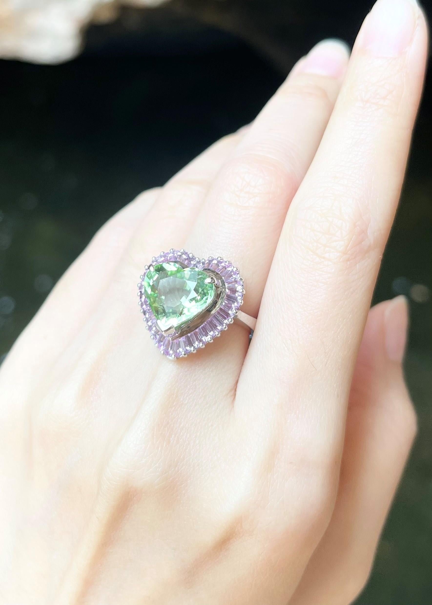 Heart Shape Green Tourmaline with Pink Sapphire Ring set in 18K White Gold  In New Condition For Sale In Bangkok, TH