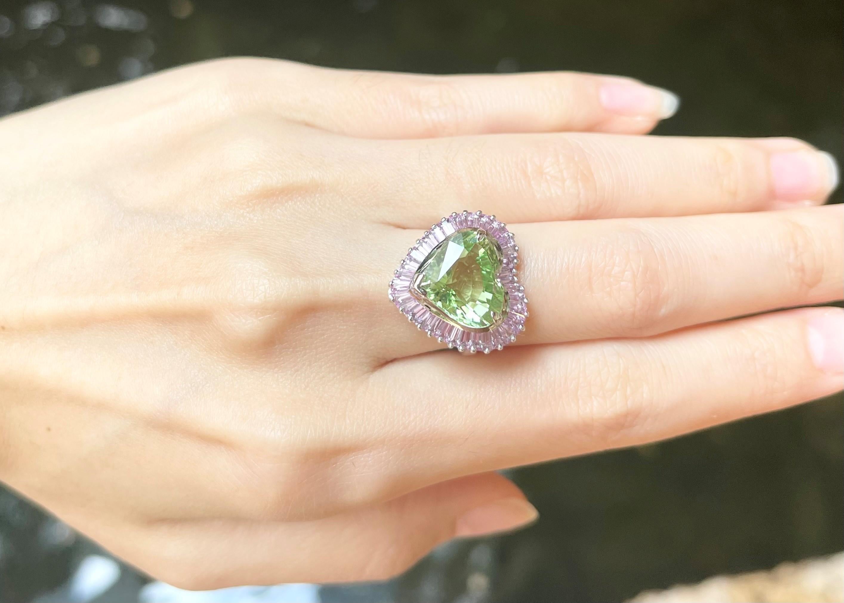 Anello a forma di cuore con tormalina verde e zaffiro rosa in oro bianco 18 carati in vendita 1
