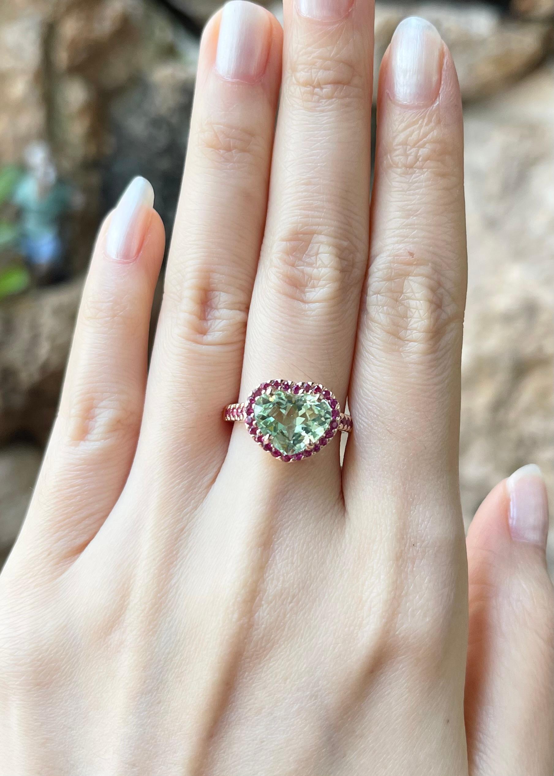 Anello con tormalina verde da 3,0 carati e rubino da 0,49 carati con montatura in oro rosa 18 carati

Larghezza:  1.5 cm 
Lunghezza: 1.3 cm
Misura dell'anello: 54
Peso totale: 4.61 grammi

