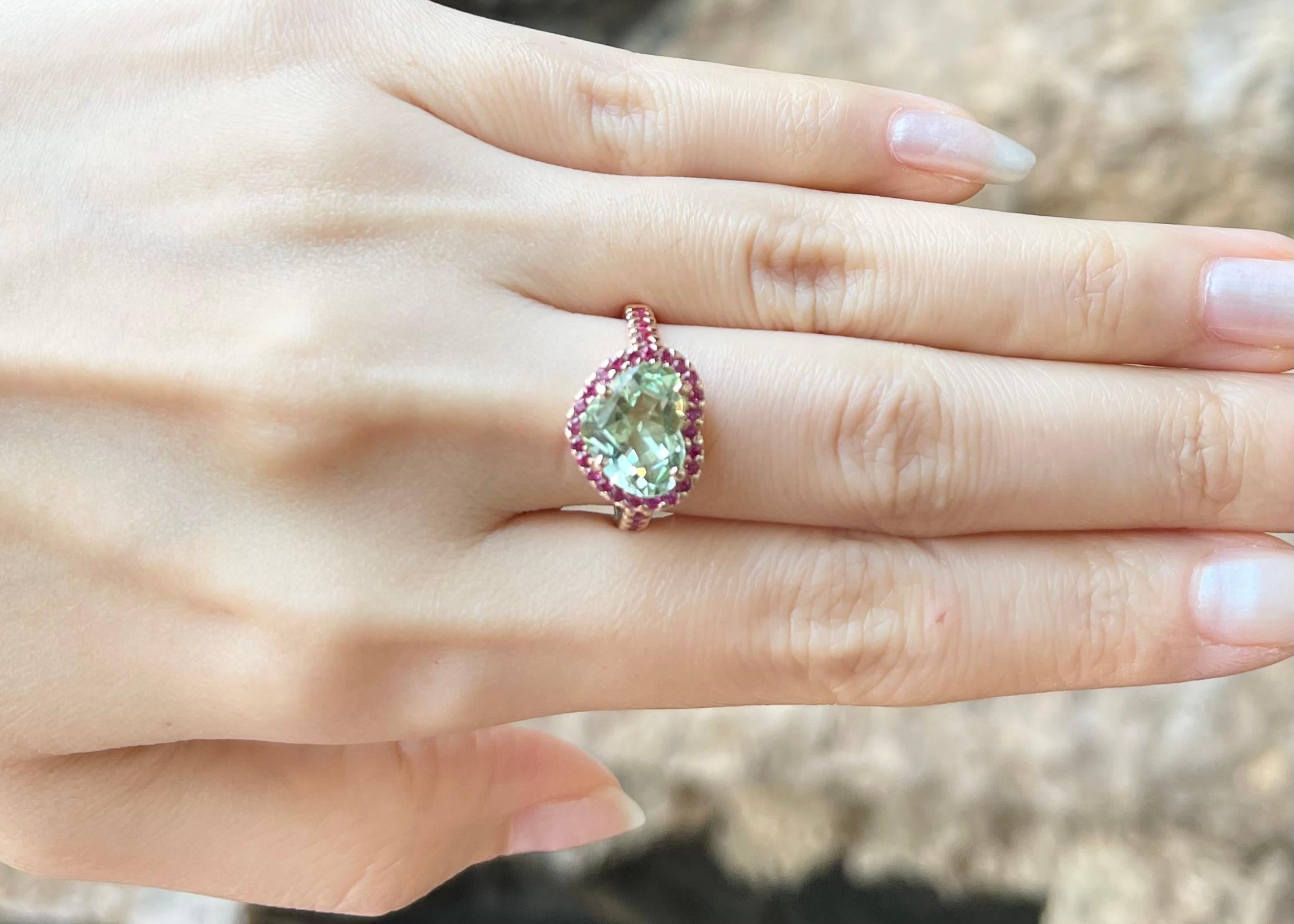 Contemporaneo Anello con tormalina verde e rubino a forma di cuore con montatura in oro rosa 18 carati in vendita