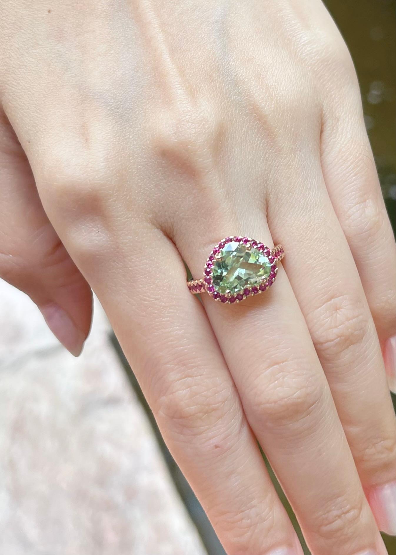 Cuore Anello con tormalina verde e rubino a forma di cuore con montatura in oro rosa 18 carati in vendita