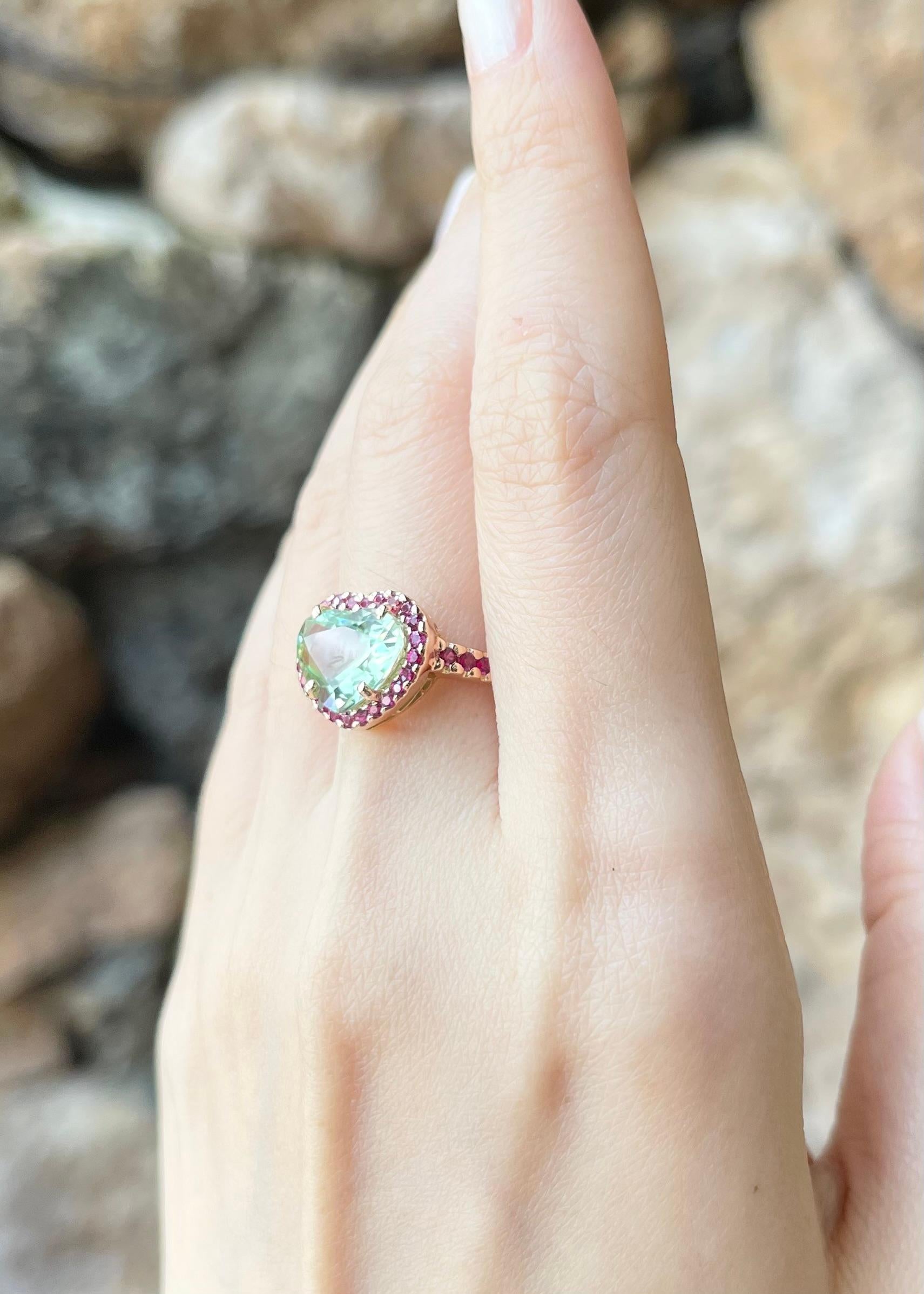 Anello con tormalina verde e rubino a forma di cuore con montatura in oro rosa 18 carati In condizioni Nuovo in vendita a Bangkok, TH