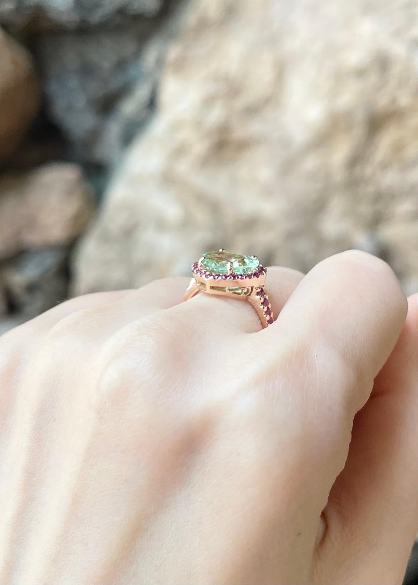 Donna Anello con tormalina verde e rubino a forma di cuore con montatura in oro rosa 18 carati in vendita