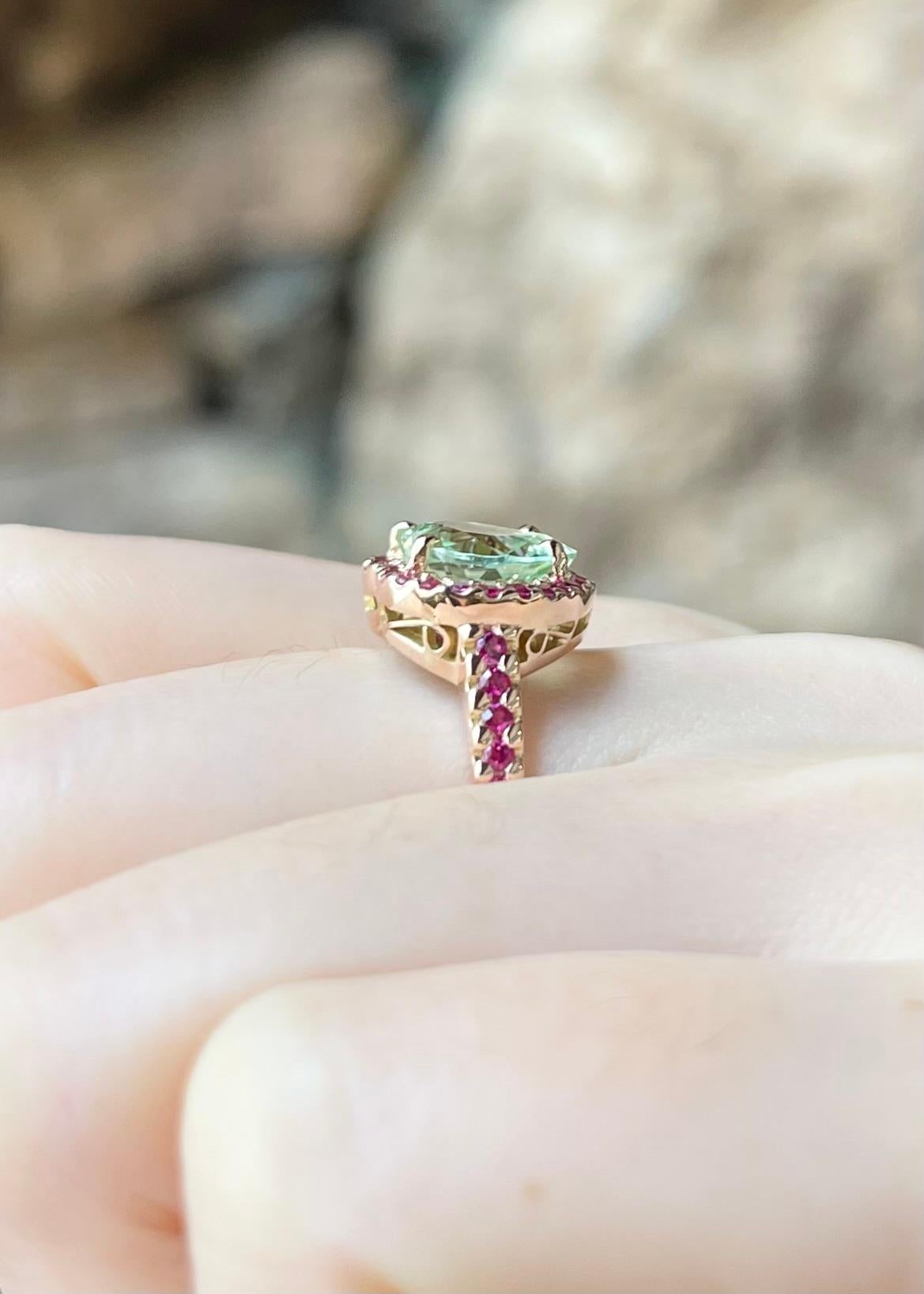 Anello con tormalina verde e rubino a forma di cuore con montatura in oro rosa 18 carati in vendita 1