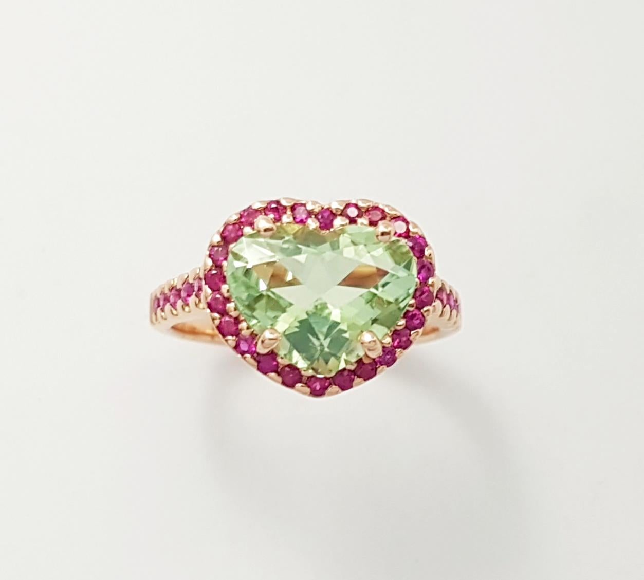 Anello con tormalina verde e rubino a forma di cuore con montatura in oro rosa 18 carati in vendita 2
