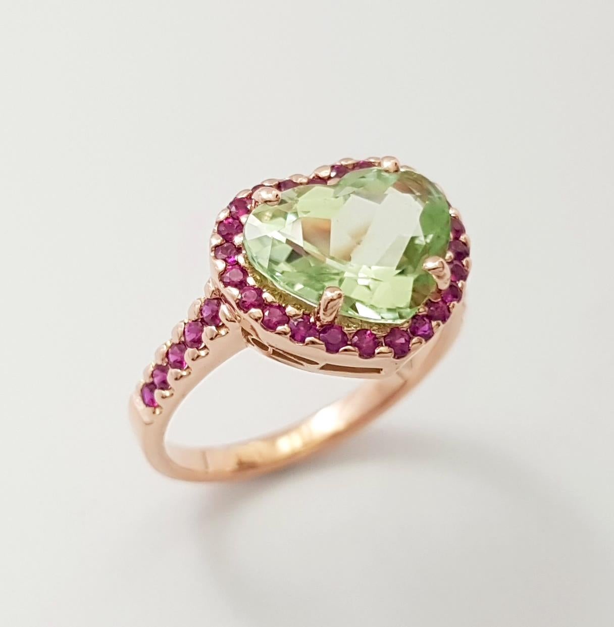 Anello con tormalina verde e rubino a forma di cuore con montatura in oro rosa 18 carati in vendita 3
