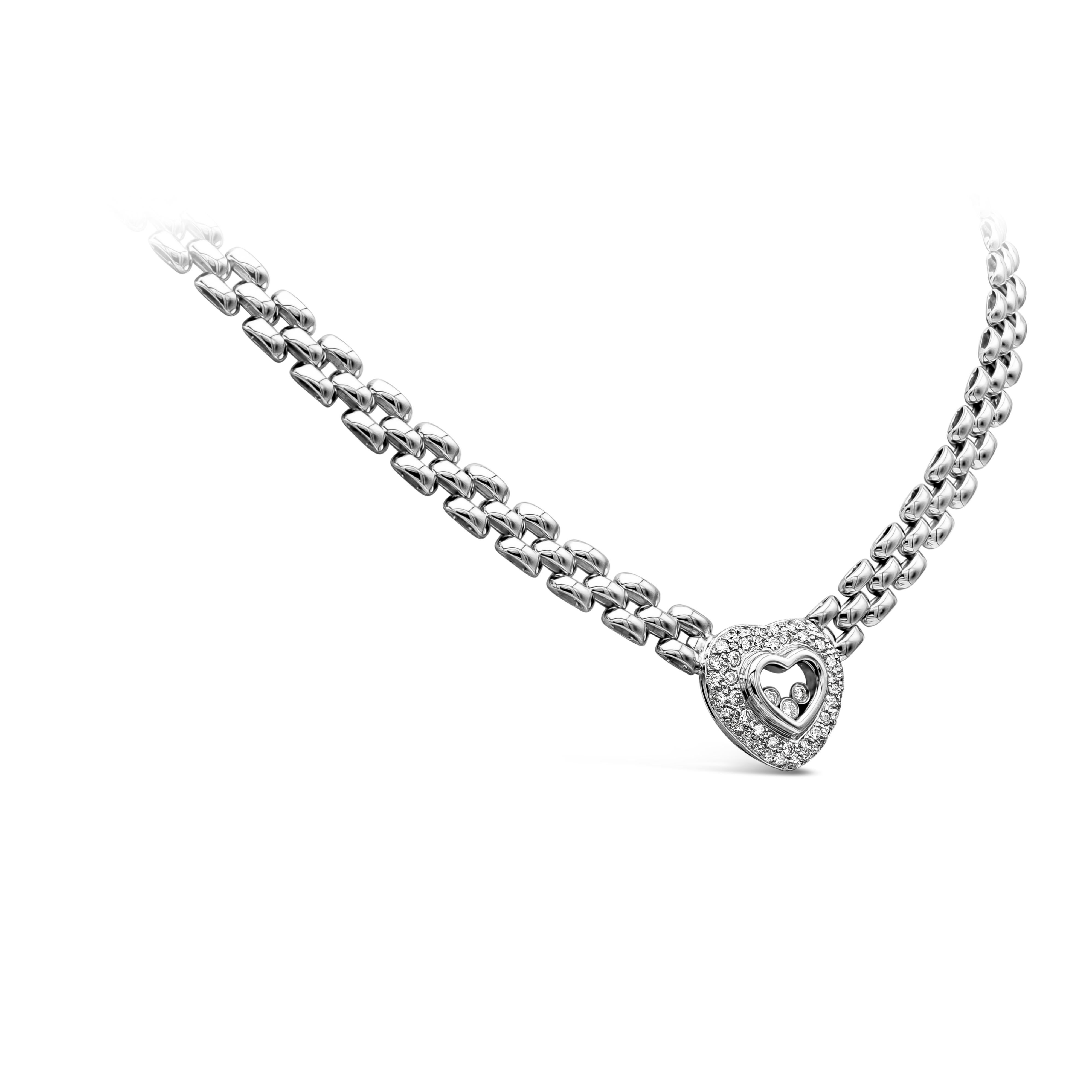 Ce collier est un pendentif en forme de cœur avec un verre au centre, serti de diamants ronds et entouré d'une rangée de diamants ronds en forme de halo. Les diamants pèsent 1.05 carat au total.