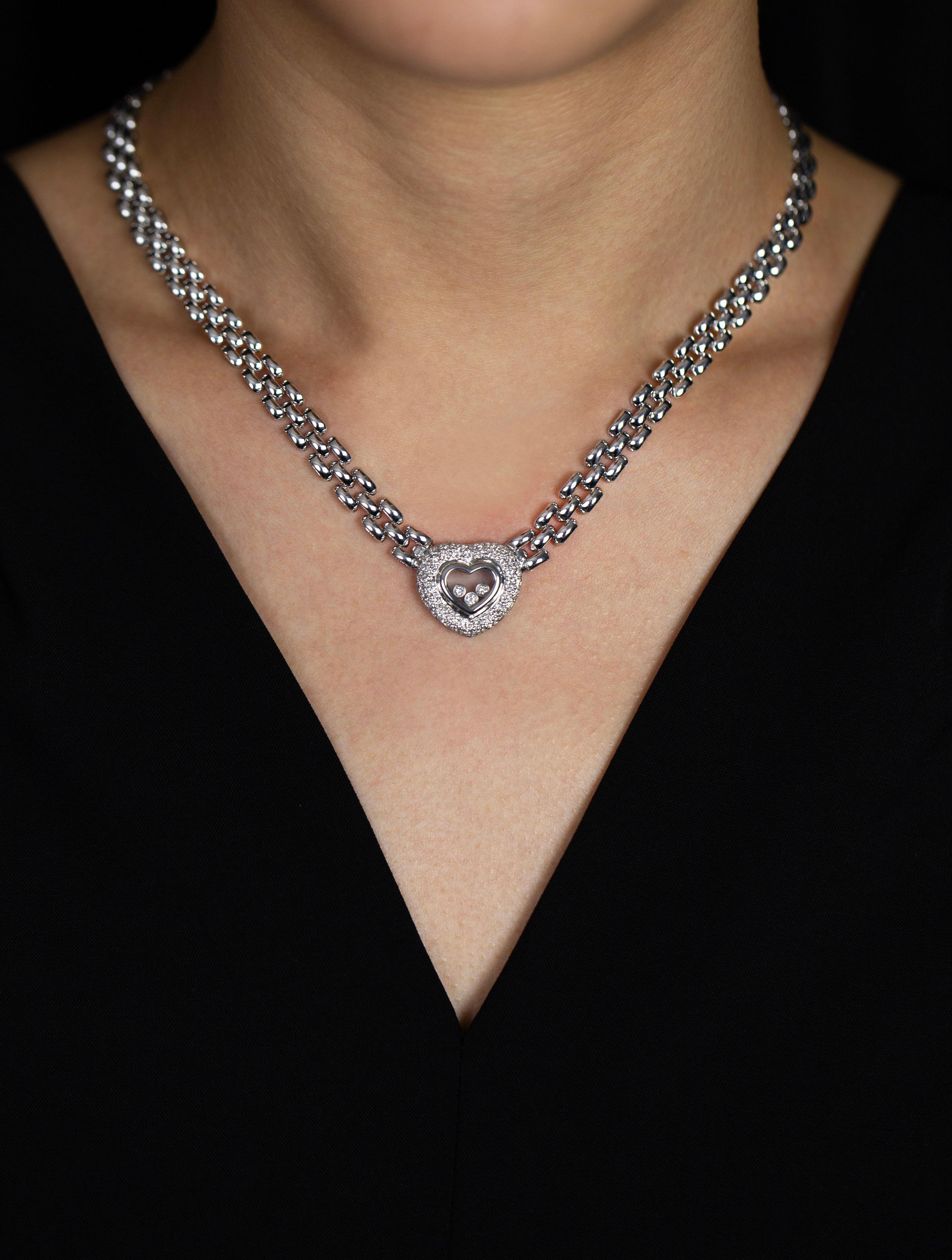 Taille ronde Collier à pendentif halo en forme de cœur, diamant rond de 1,05 carat au total en vente