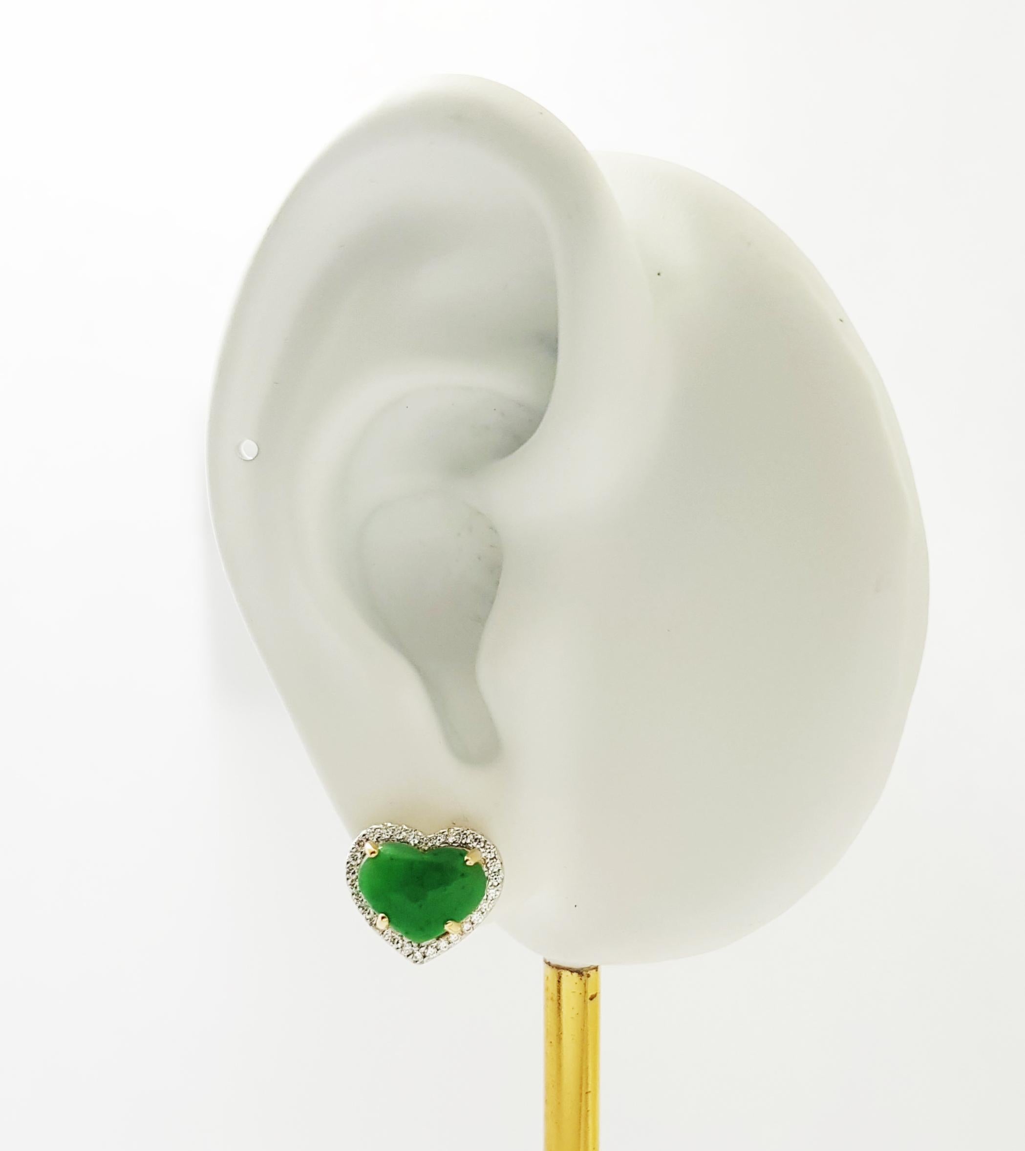 Orecchini di giada da 3,39 carati e diamanti da 0,32 carati con montatura in oro 18 carati

Larghezza: 1.2 cm 
Lunghezza: 1,1 cm
Peso totale: 4.45 grammi


