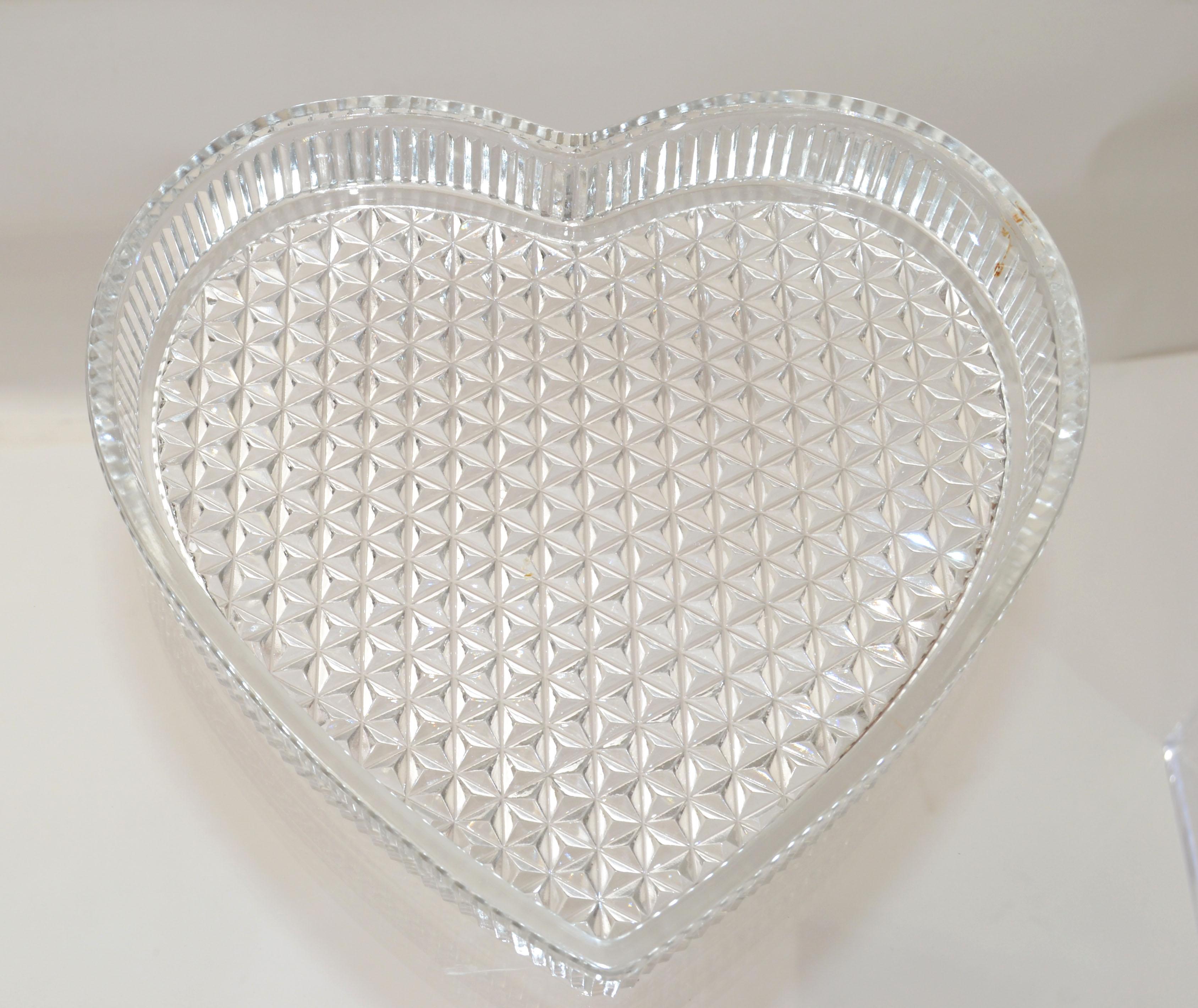 Herzförmige Deckelschale mit Deckel aus Kristallglas und Stahl mit Bakelit- und Alabastergriff im Zustand „Gut“ im Angebot in Miami, FL