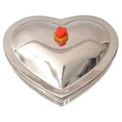 Plat à couvercle en cristal et acier avec bouton en bakélite et albâtre en forme de cœur