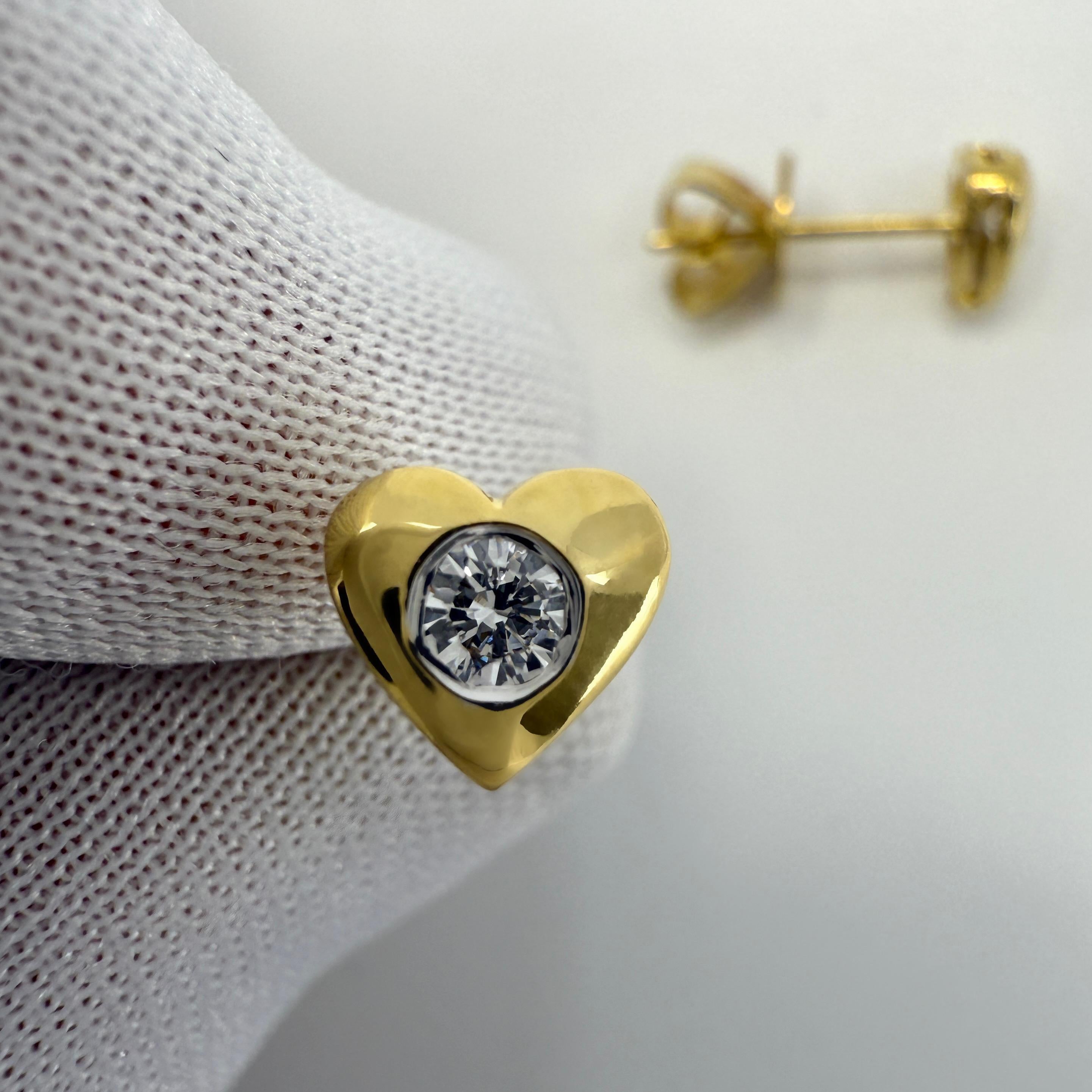 Herzform Natürlicher Runder Brillantschliff Diamant 18k Gelbgold Ohrstecker.

Schöne kuppelförmige Ohrstecker in Herzform mit den Maßen 6,8 x 6,4 mm. Besetzt mit zwei natürlichen, runden Diamanten im Brillantschliff von 3 mm. Ausgezeichnete Qualität