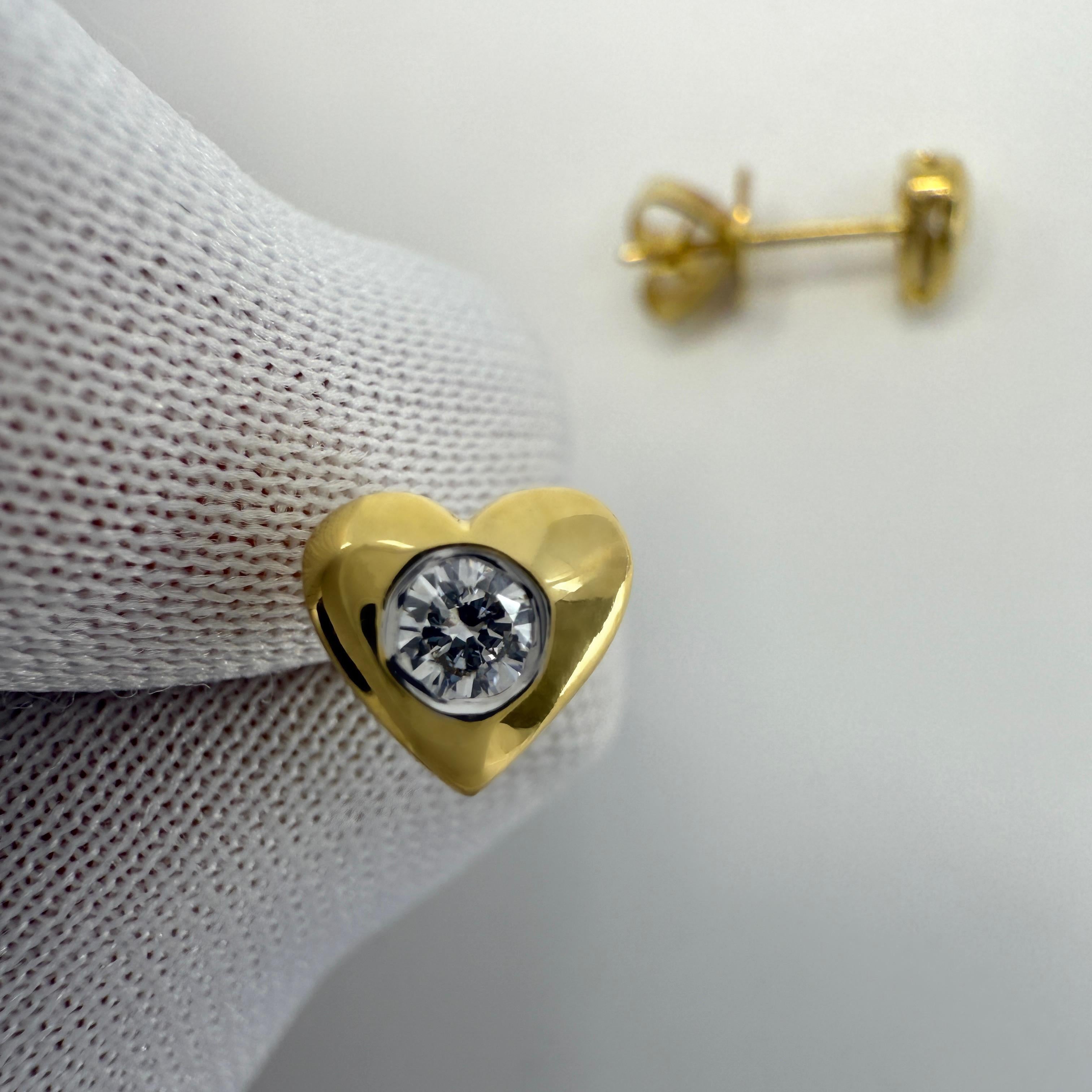 Ohrstecker in Herzform mit natürlichen runden Diamanten im Brillantschliff aus 18 Karat Gelbgold (Rundschliff) im Angebot