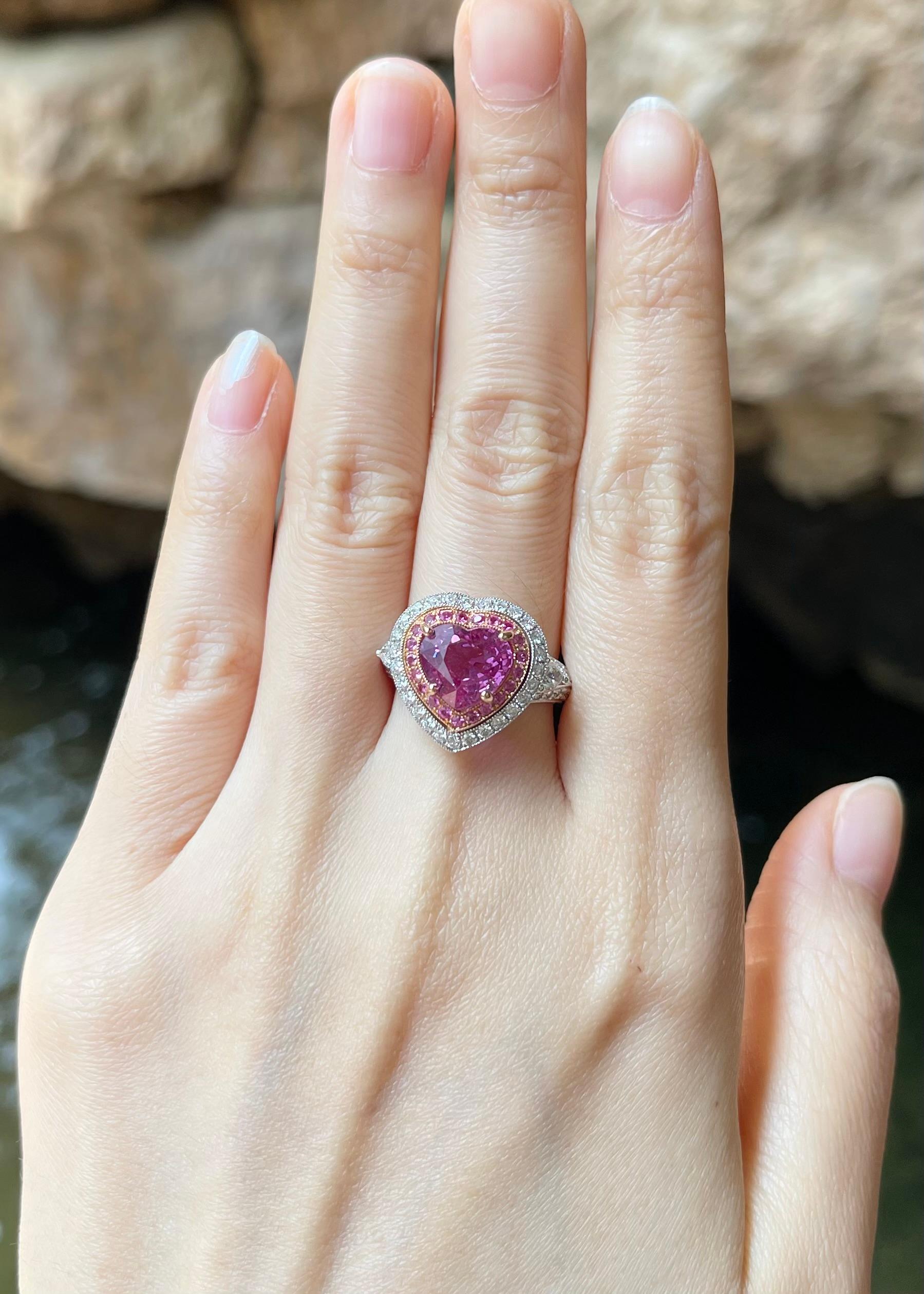 Saphir rose 4,01 carats avec diamant 1,13 carats et saphir rose 0,23 carat Bague en or blanc 18K

Largeur :  1.6 cm 
Longueur : 1.7 cm
Taille de l'anneau : 53
Poids total : 9,58 grammes

