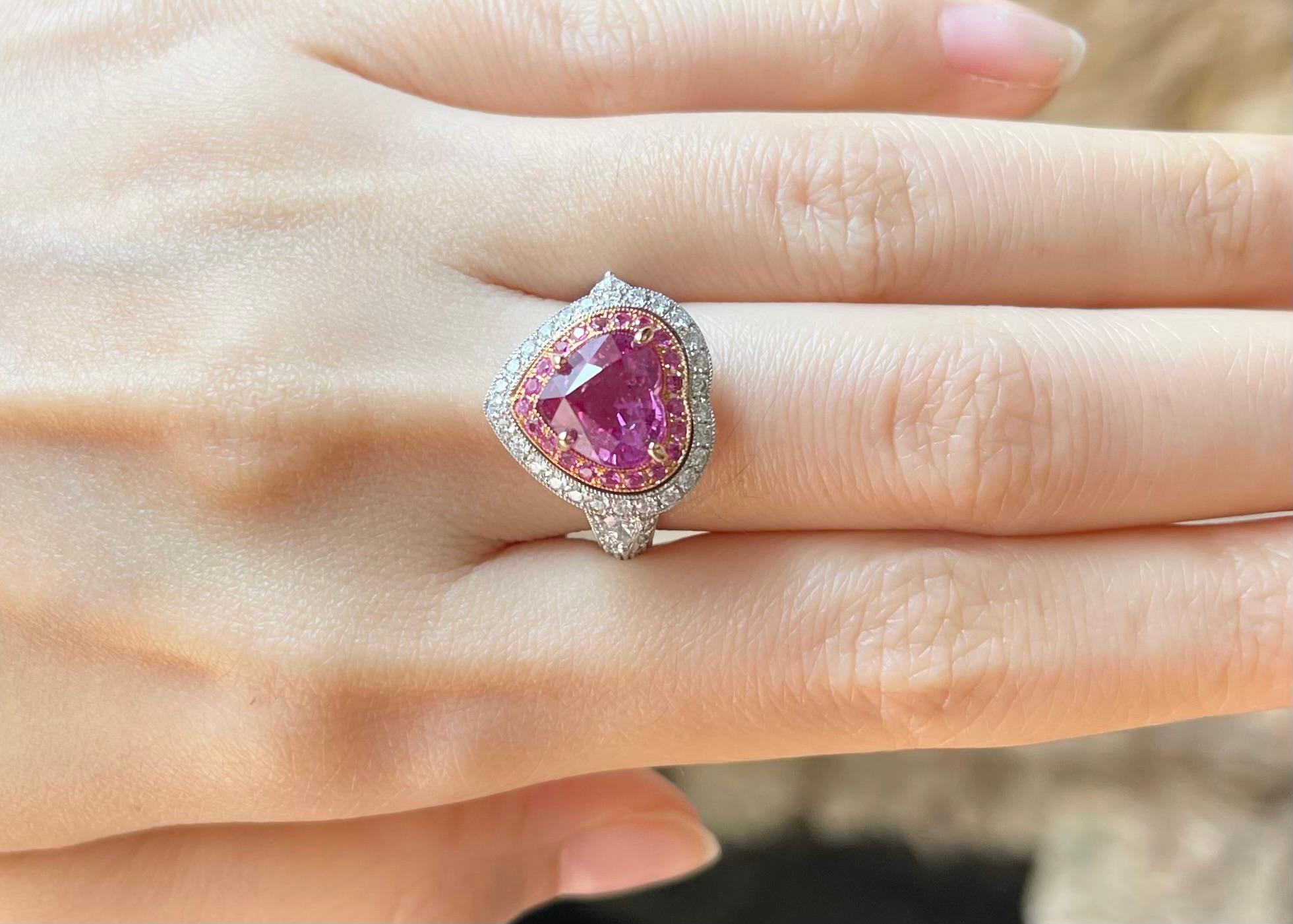 Contemporain Bague en or 18 carats sertie d'un saphir rose en forme de cœur avec diamant et saphir rose en vente