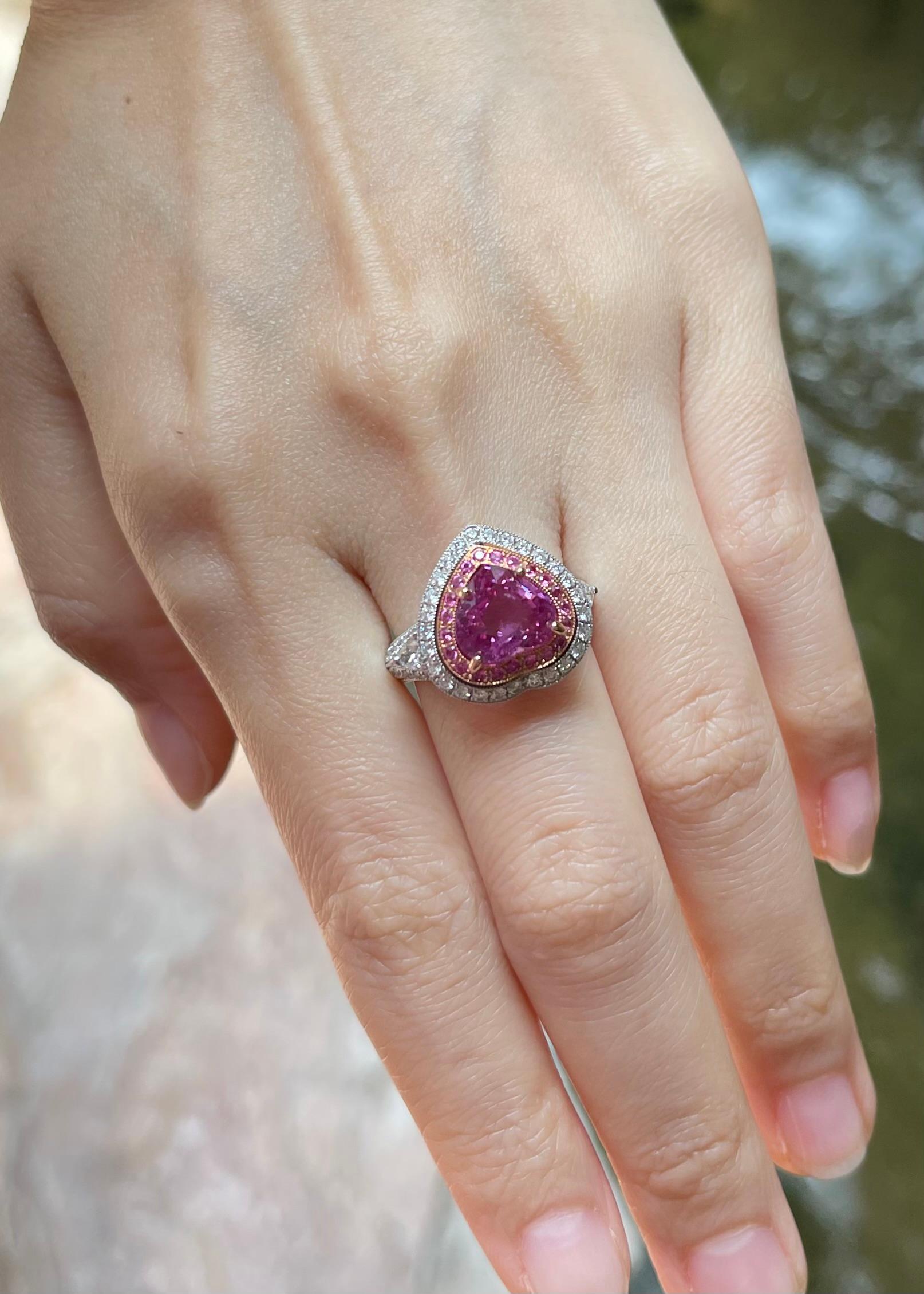 Taille cœur Bague en or 18 carats sertie d'un saphir rose en forme de cœur avec diamant et saphir rose en vente