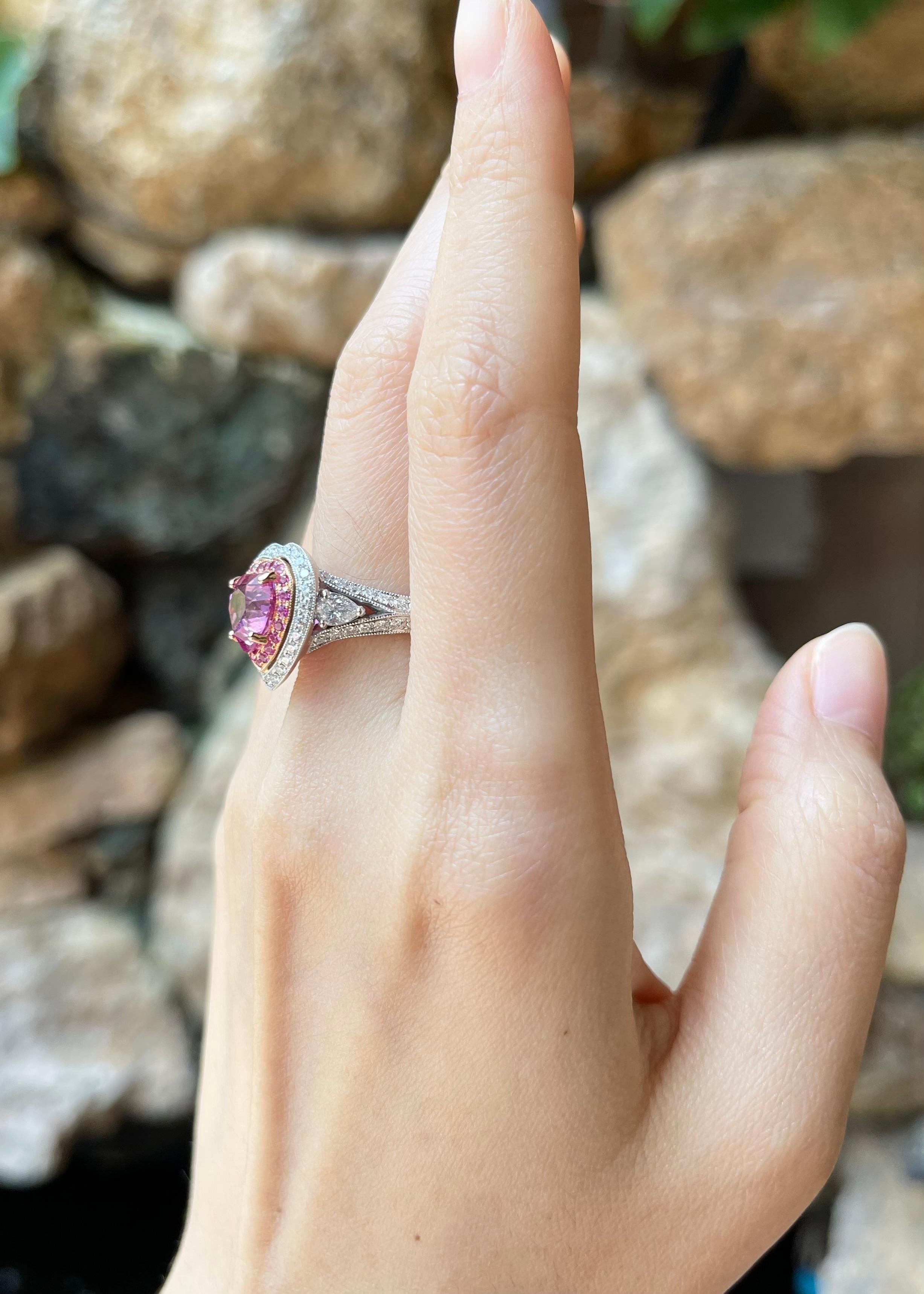 Bague en or 18 carats sertie d'un saphir rose en forme de cœur avec diamant et saphir rose Neuf - En vente à Bangkok, TH