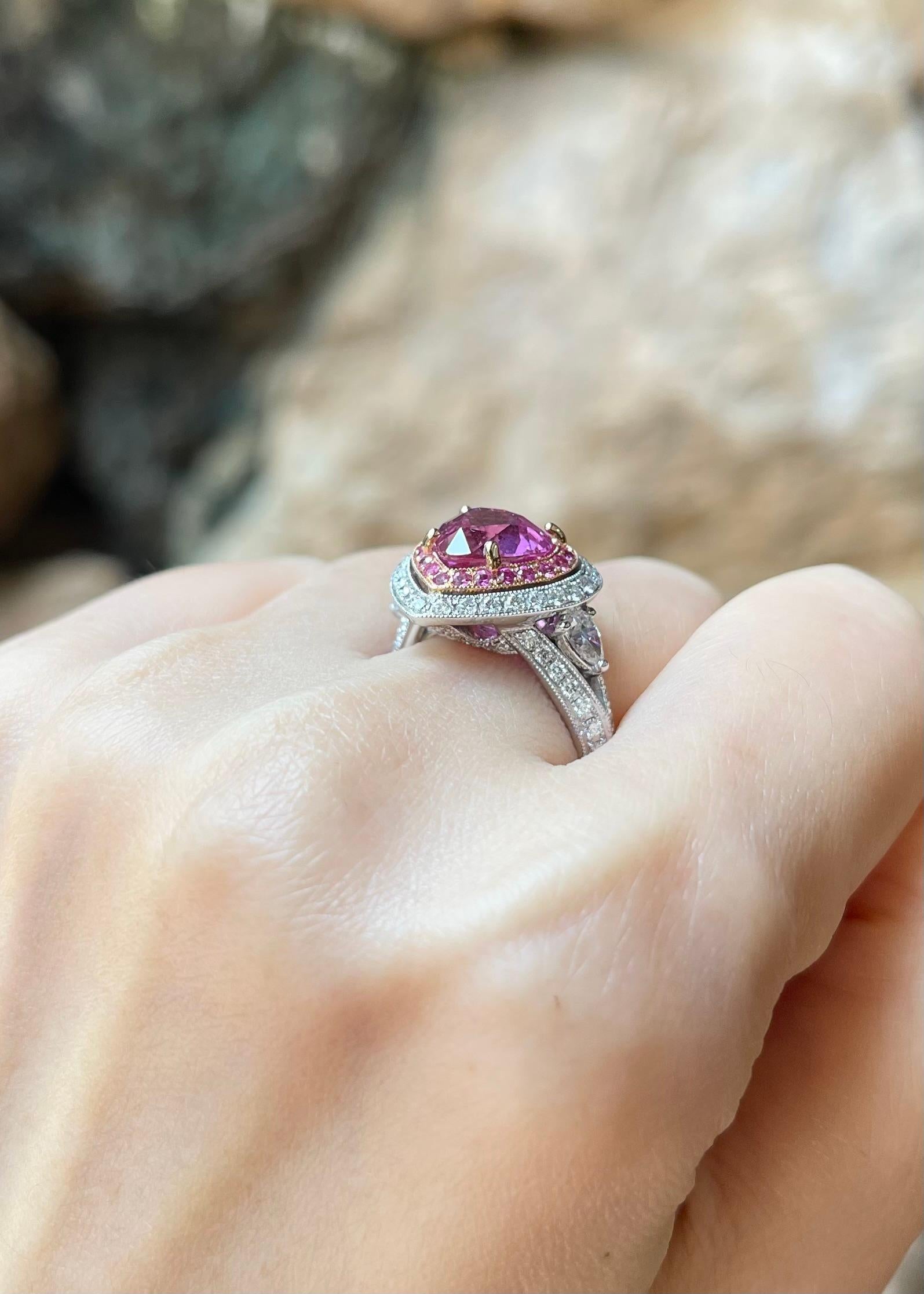 Bague en or 18 carats sertie d'un saphir rose en forme de cœur avec diamant et saphir rose Pour femmes en vente