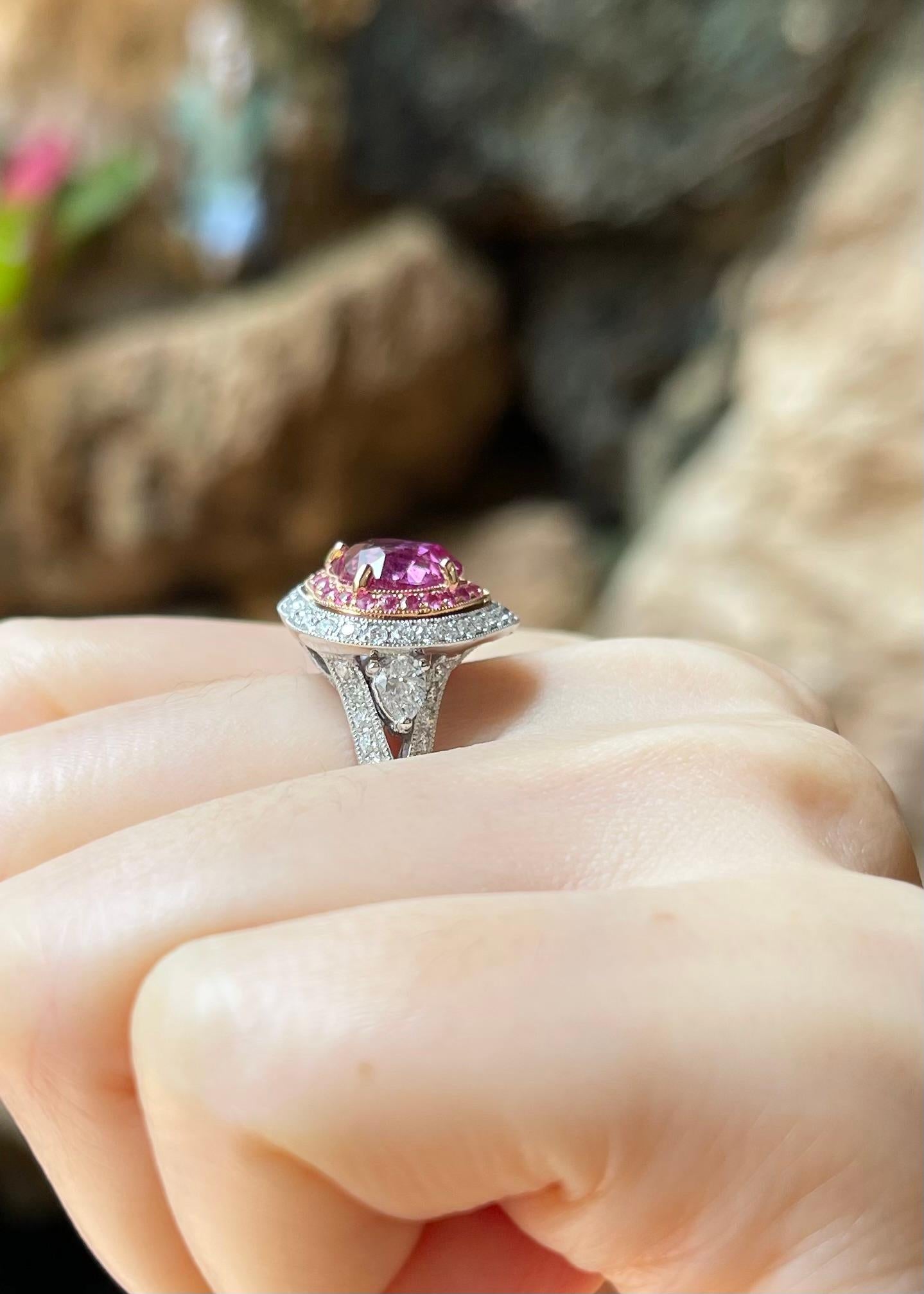 Bague en or 18 carats sertie d'un saphir rose en forme de cœur avec diamant et saphir rose en vente 1