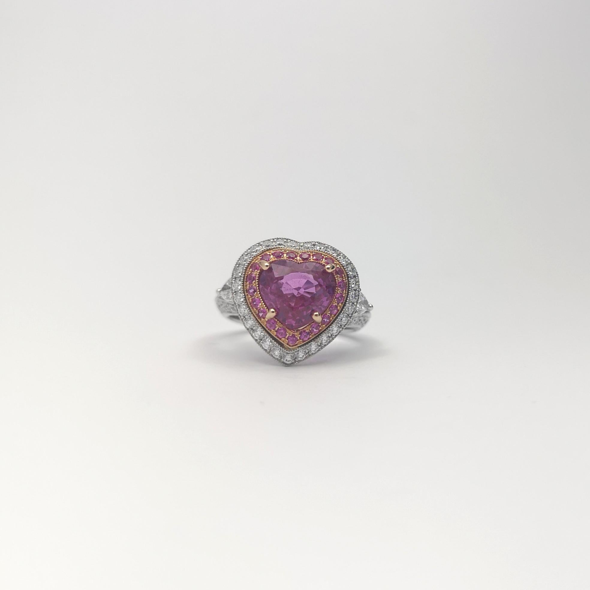 Bague en or 18 carats sertie d'un saphir rose en forme de cœur avec diamant et saphir rose en vente 2