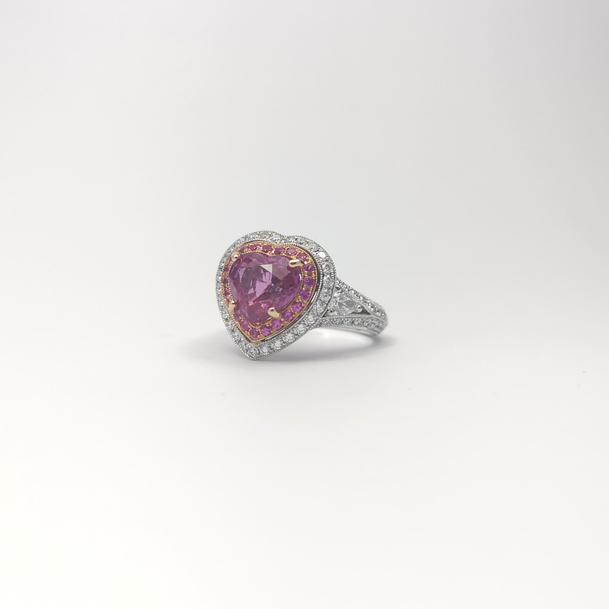 Bague en or 18 carats sertie d'un saphir rose en forme de cœur avec diamant et saphir rose en vente 3