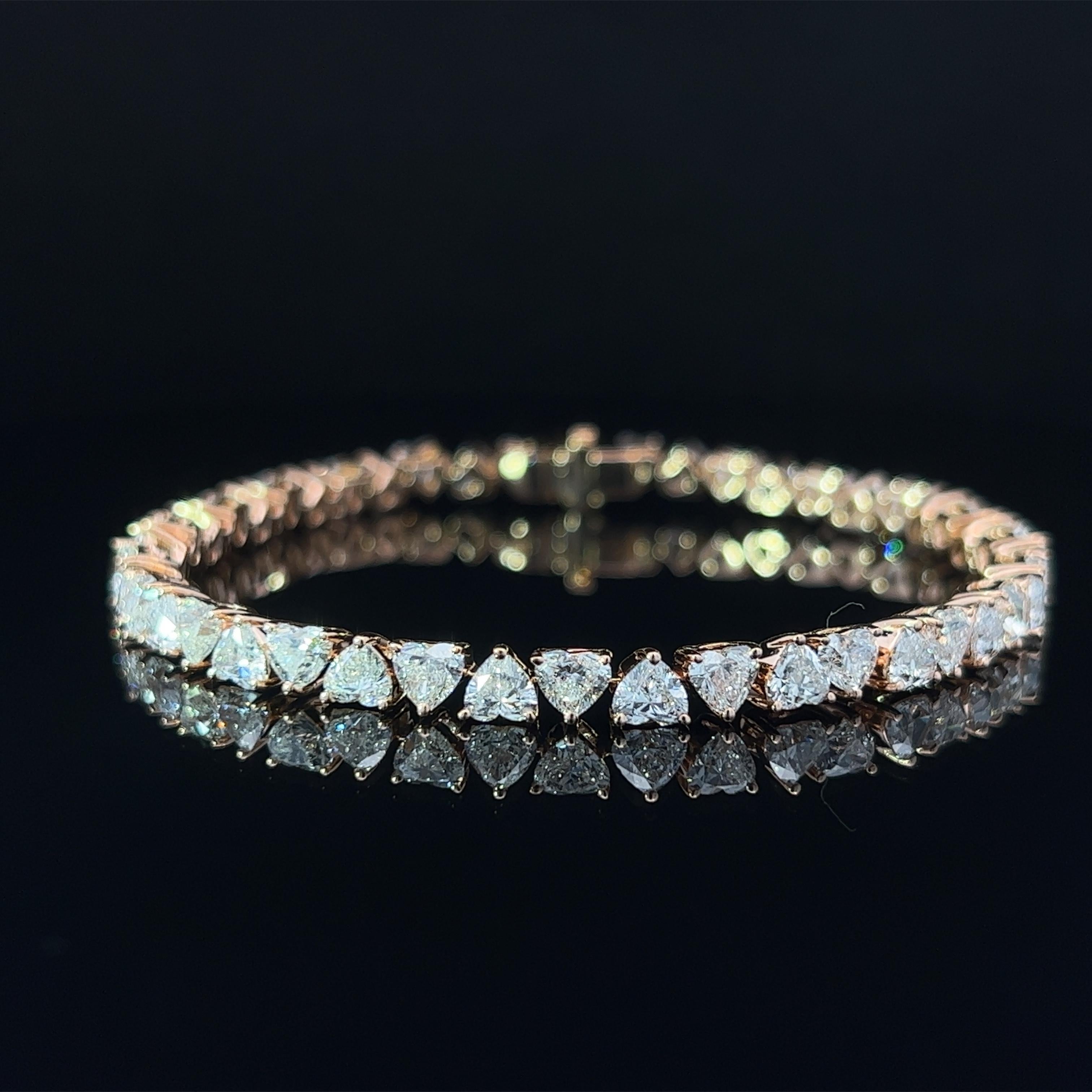 Diamond Shape: Heart 
Total Diamond Weight: 11.08ct
Individual Diamond Weight: .25ct
Color/Clarity: GH VVS  
Metal: 18K Rose Gold  
Metal Weight: 13.4g 

Key Features:

Heart-Shaped Reversed Diamonds: The centerpiece of this bracelet features a