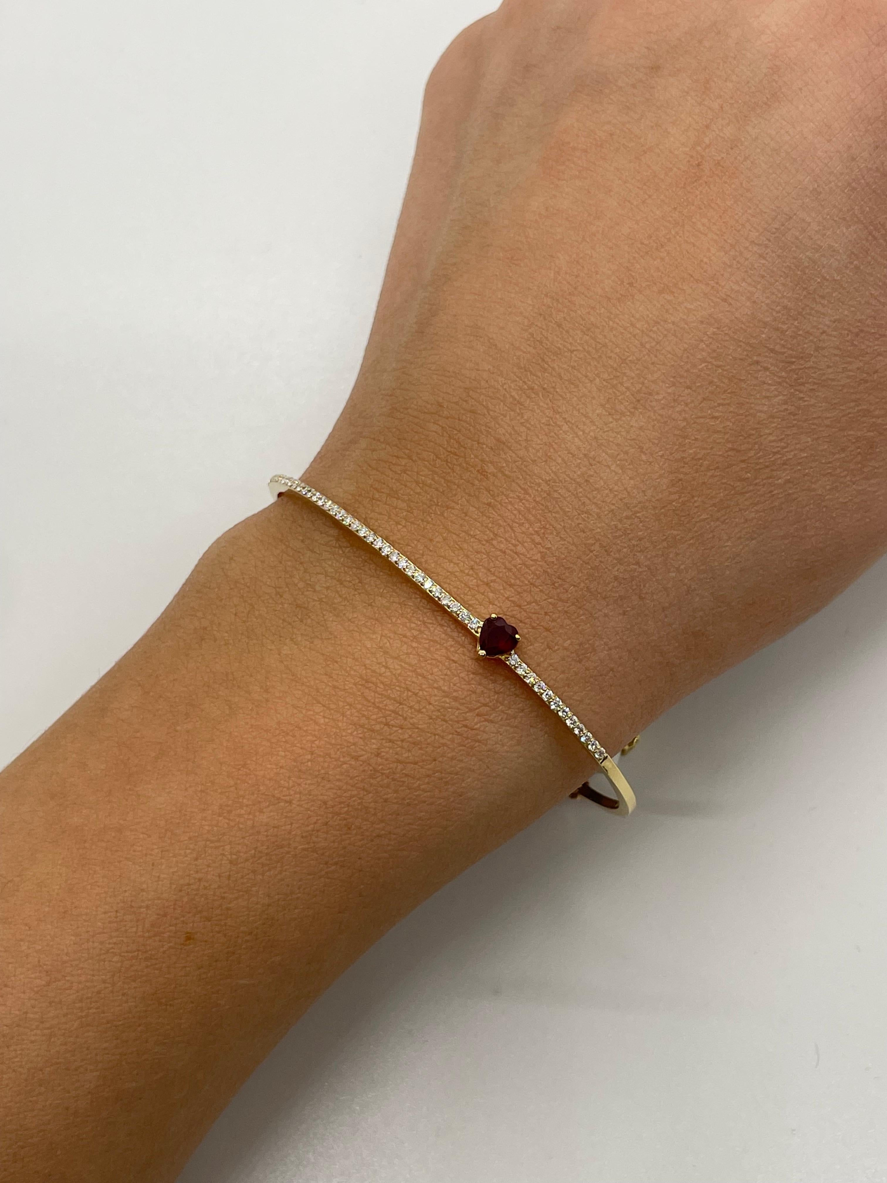 Cuore Bracciale con rubini e diamanti a forma di cuore in oro rosa 18 carati, piccolo in vendita