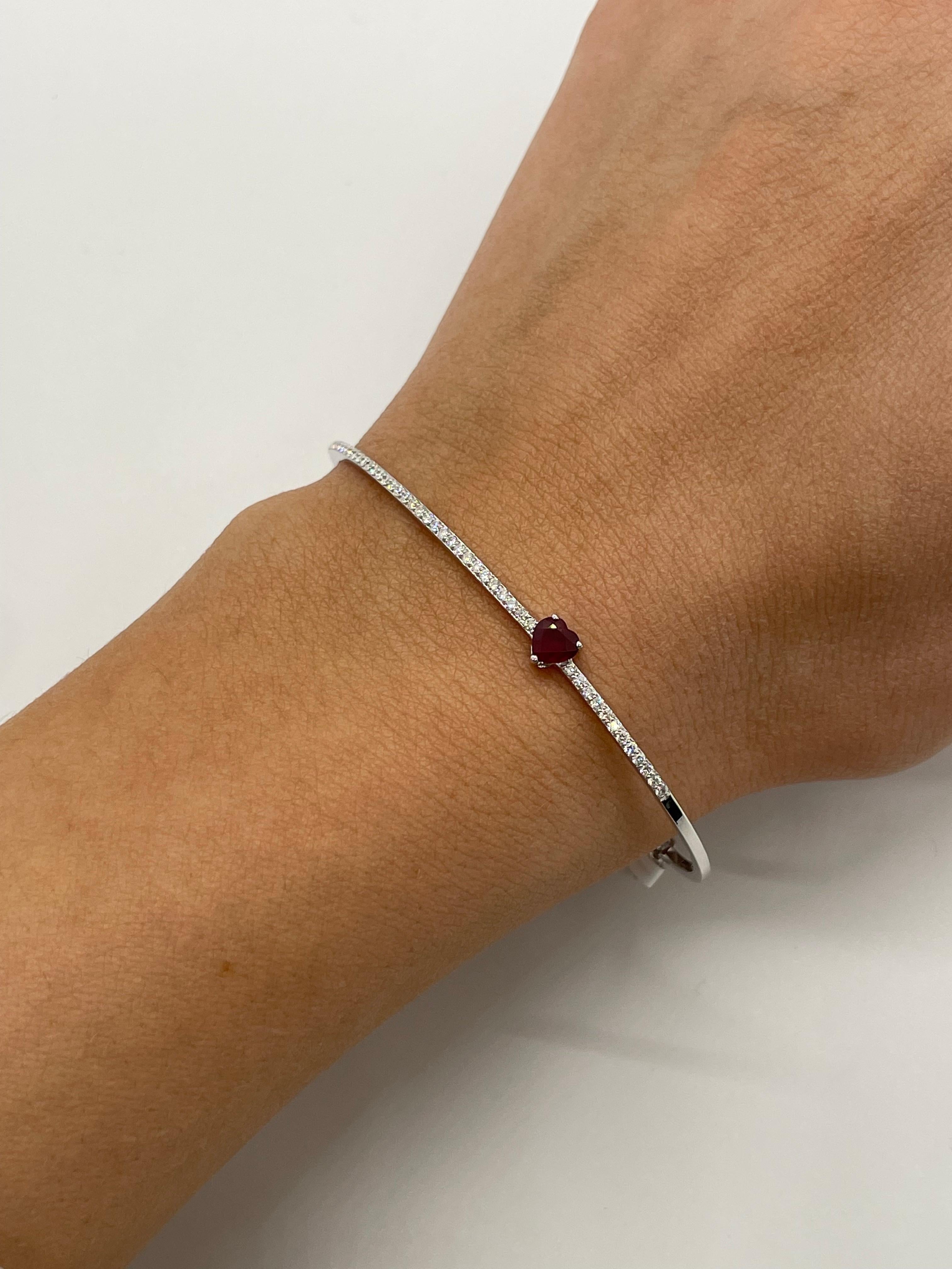 Bracciale con rubini e diamanti a forma di cuore in oro rosa 18 carati, piccolo In condizioni Nuovo in vendita a Los Angeles, CA