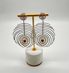 Ohrringe in Herzform mit Rubin, Diamant-Halo und östlichem Symbol, Statement, 18 Karat Weißgold