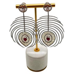 Ohrringe in Herzform mit Rubin, Diamant-Halo und östlichem Symbol, Statement, 18 Karat Weißgold