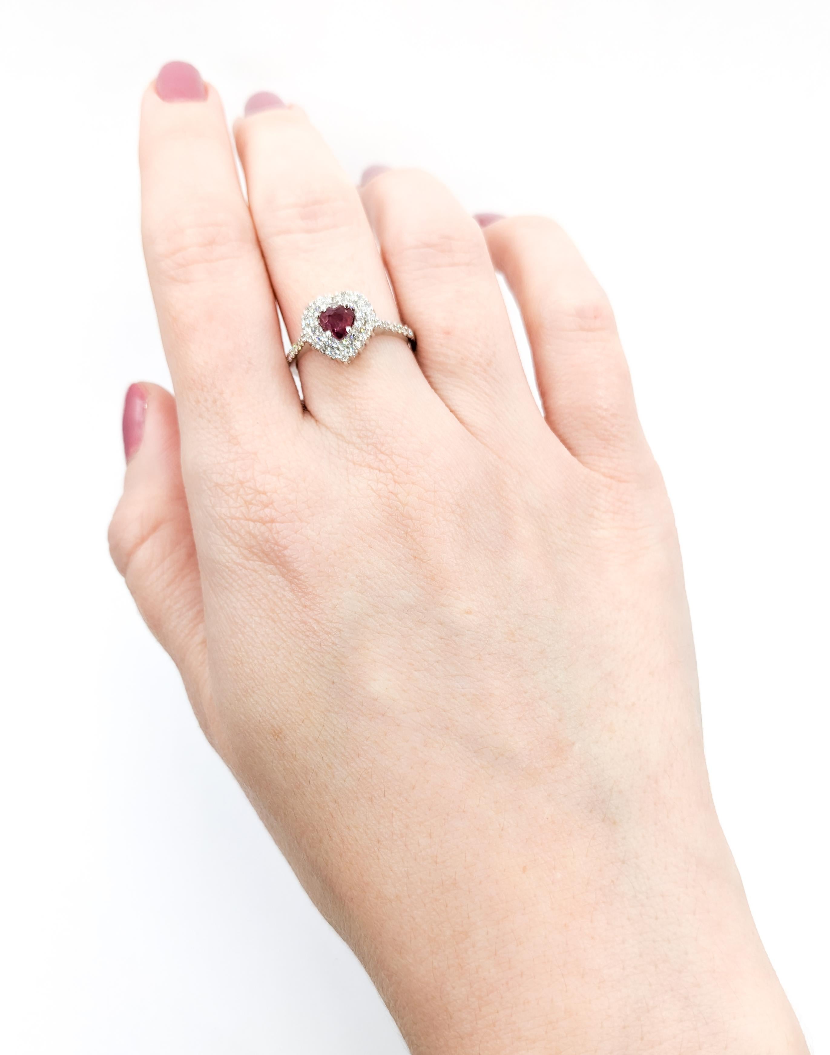 Herzförmiger Rubin & Diamant Weißgoldring

Wir stellen diesen exquisiten Ring vor, der fachmännisch aus elegantem und modernem 14-karätigem Weißgold gefertigt ist. Sein Herzstück ist ein atemberaubendes Arrangement aus 0,47 Karat Diamanten, die bei
