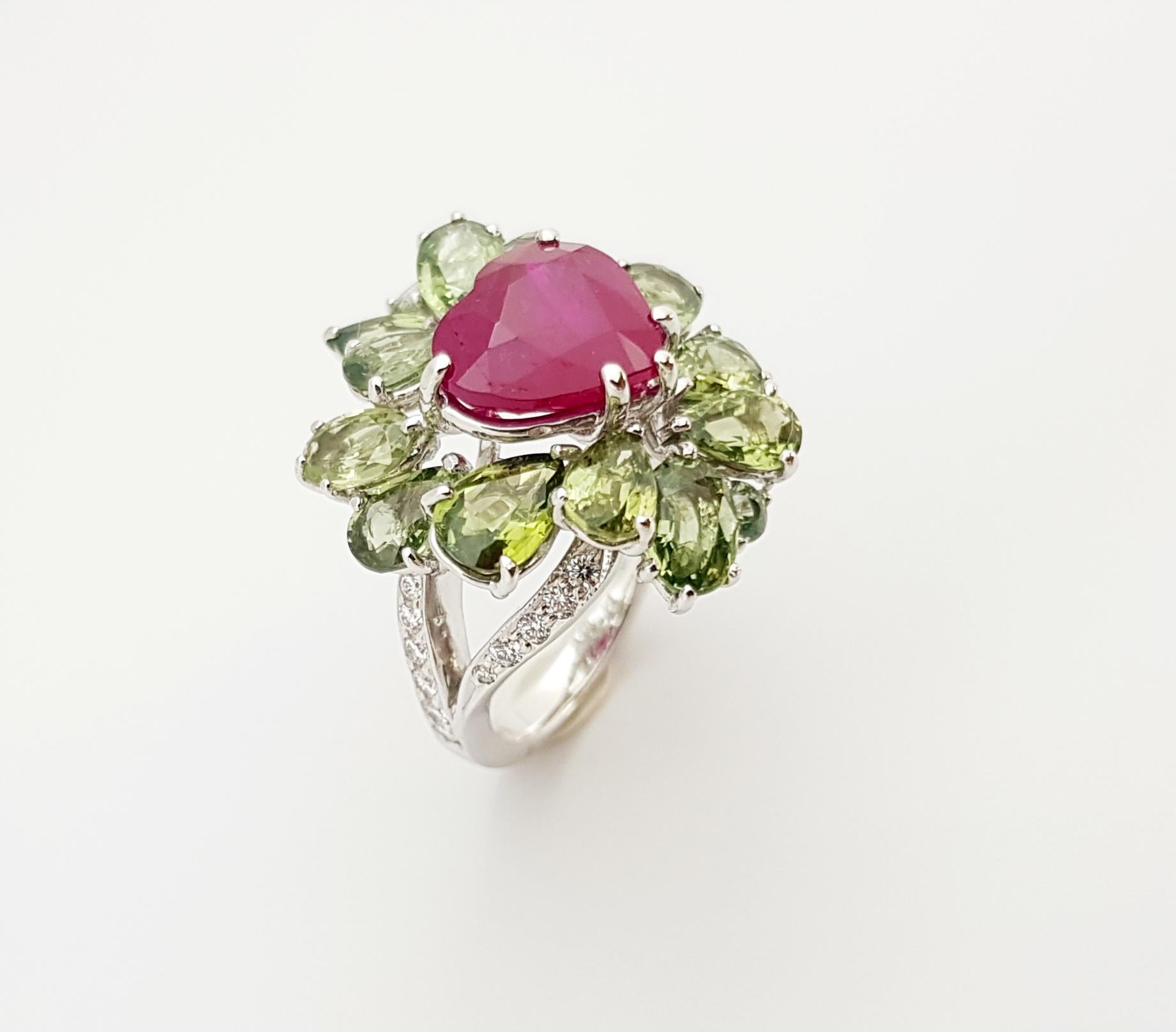 Heart Shape Ruby, Green Sapphire and Diamond Ring Set in 18 Karat White Gold For Sale 6
