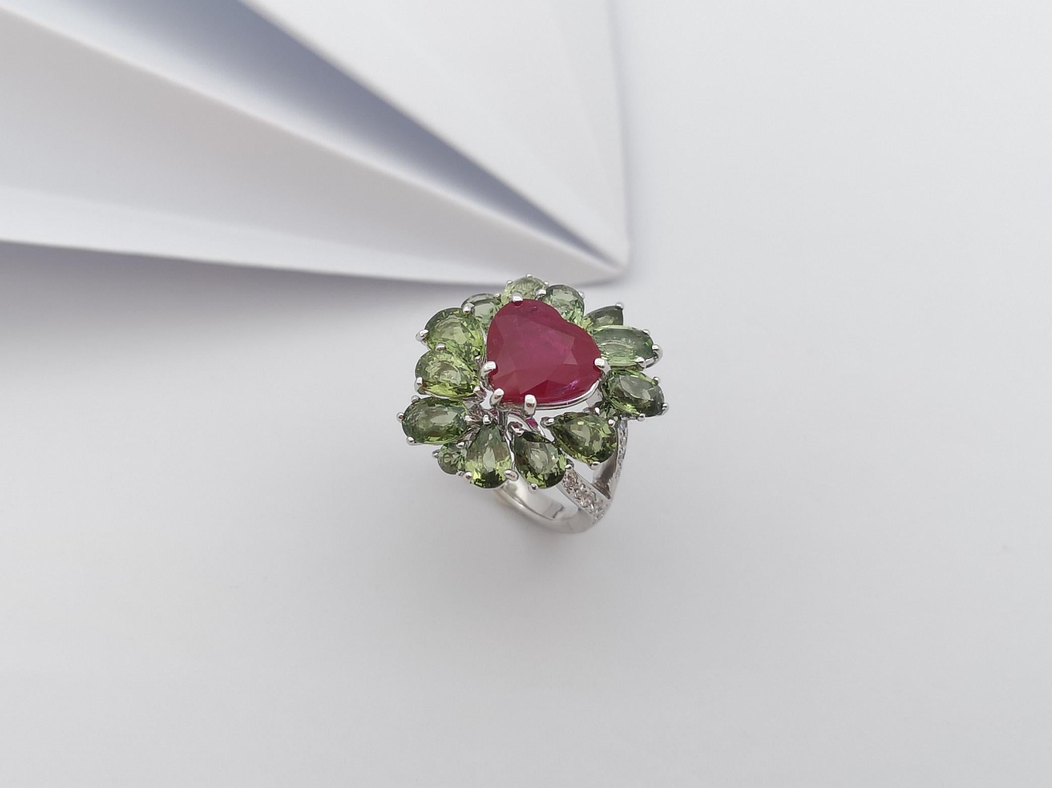 Heart Shape Ruby, Green Sapphire and Diamond Ring Set in 18 Karat White Gold For Sale 8