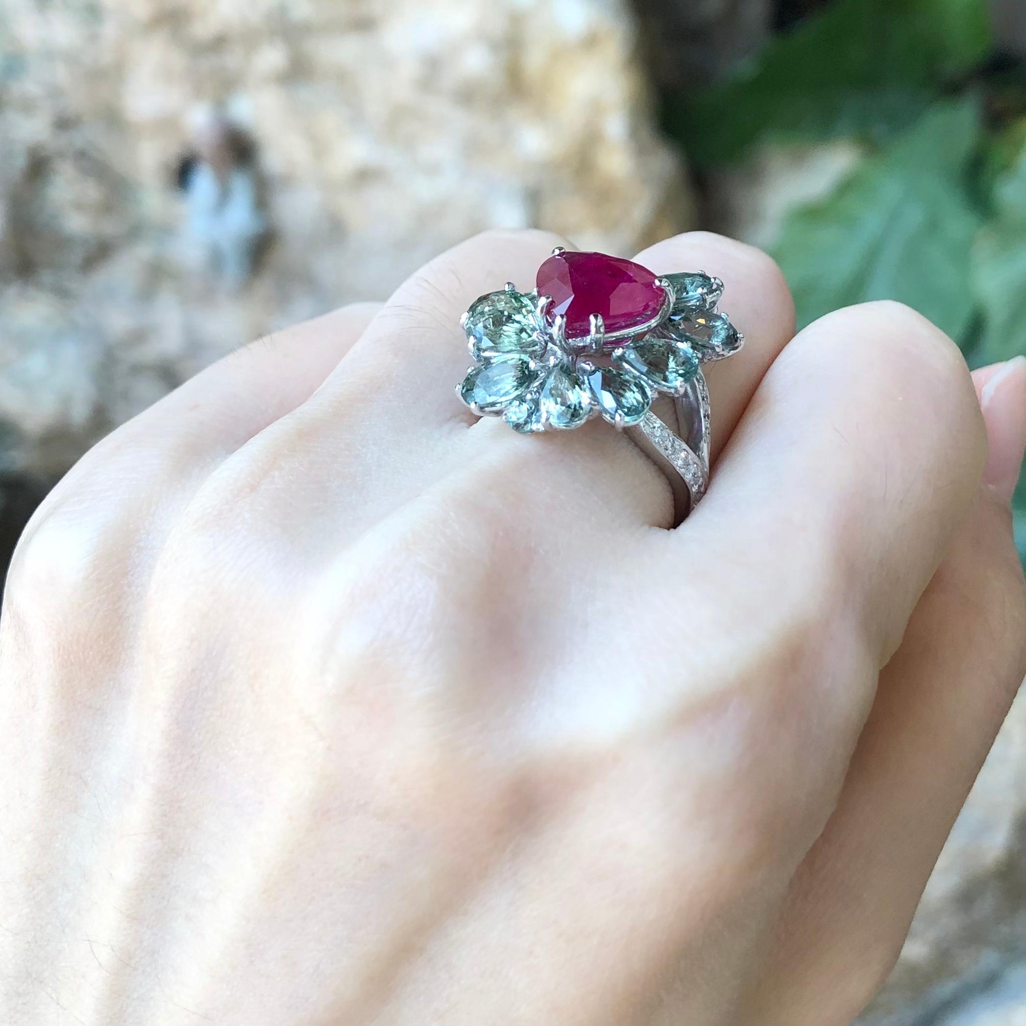 Taille mixte Bague en or blanc 18 carats sertie d'un rubis en forme de cœur, de saphir vert et de diamants en vente